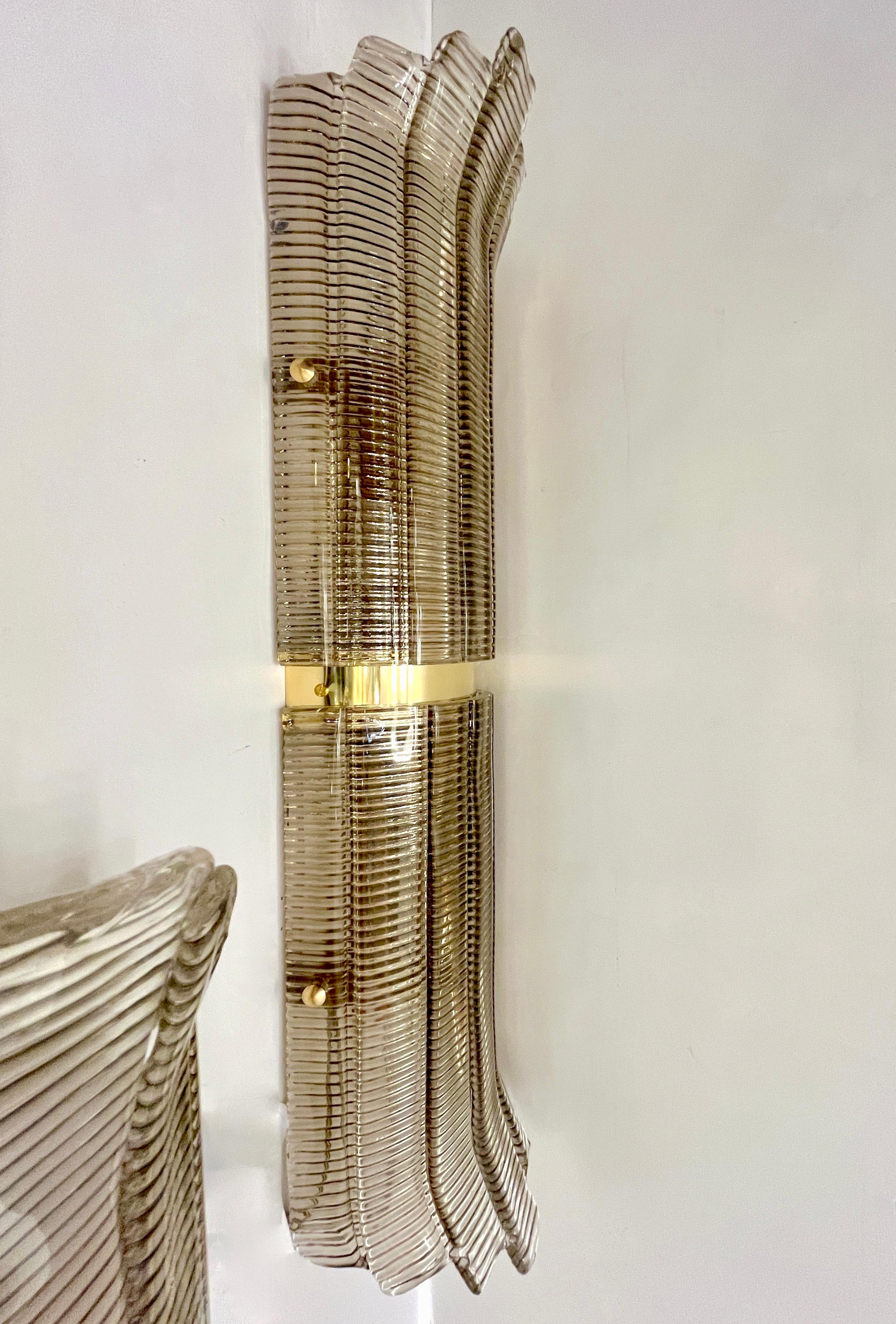Pareja italiana moderna de apliques/plafones de latón de cristal de Murano con textura ahumada en venta 1