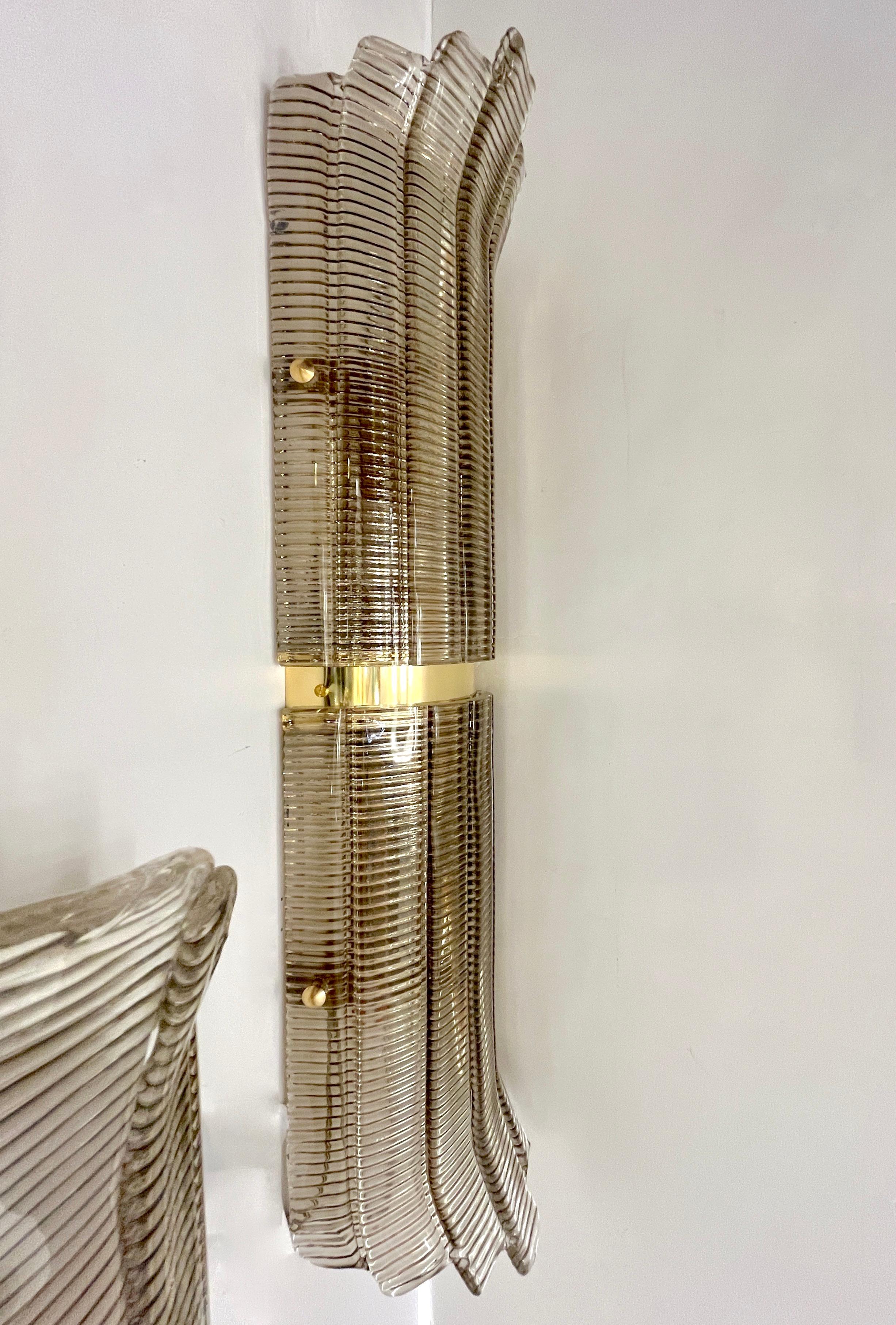 Coppia di lampade da parete/soffitto in ottone con vetro di Murano fumé in vendita 1