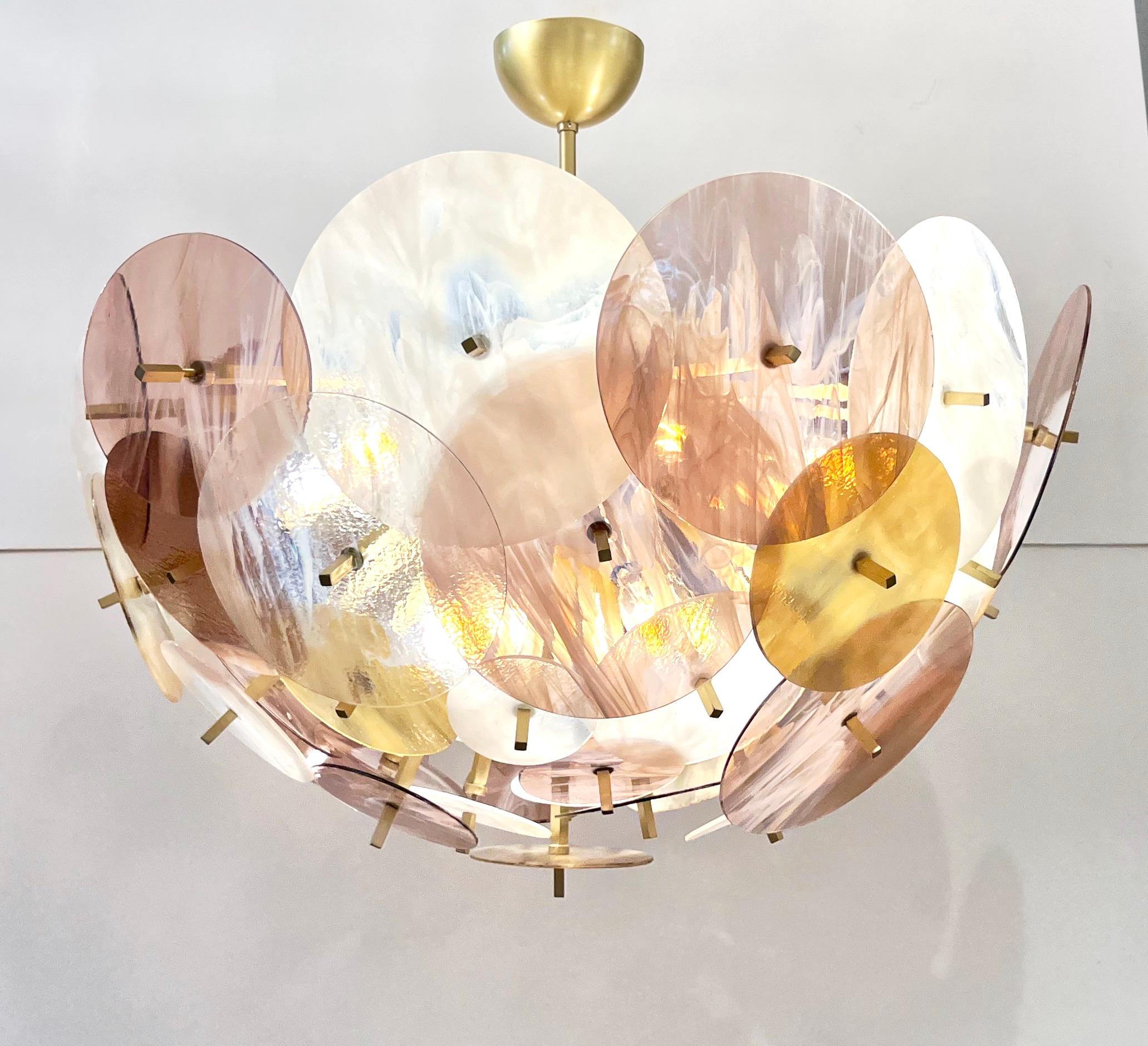 Zeitgenössischer Sputnik-Kronleuchter in ovaler Form, vollständig handgefertigt in Italien, ein verlockendes modernes Design mit einer Struktur aus natürlichem Messing, die aus einer zentralen Halbkugel besteht, die ausladende Metallbaguette-Stäbe