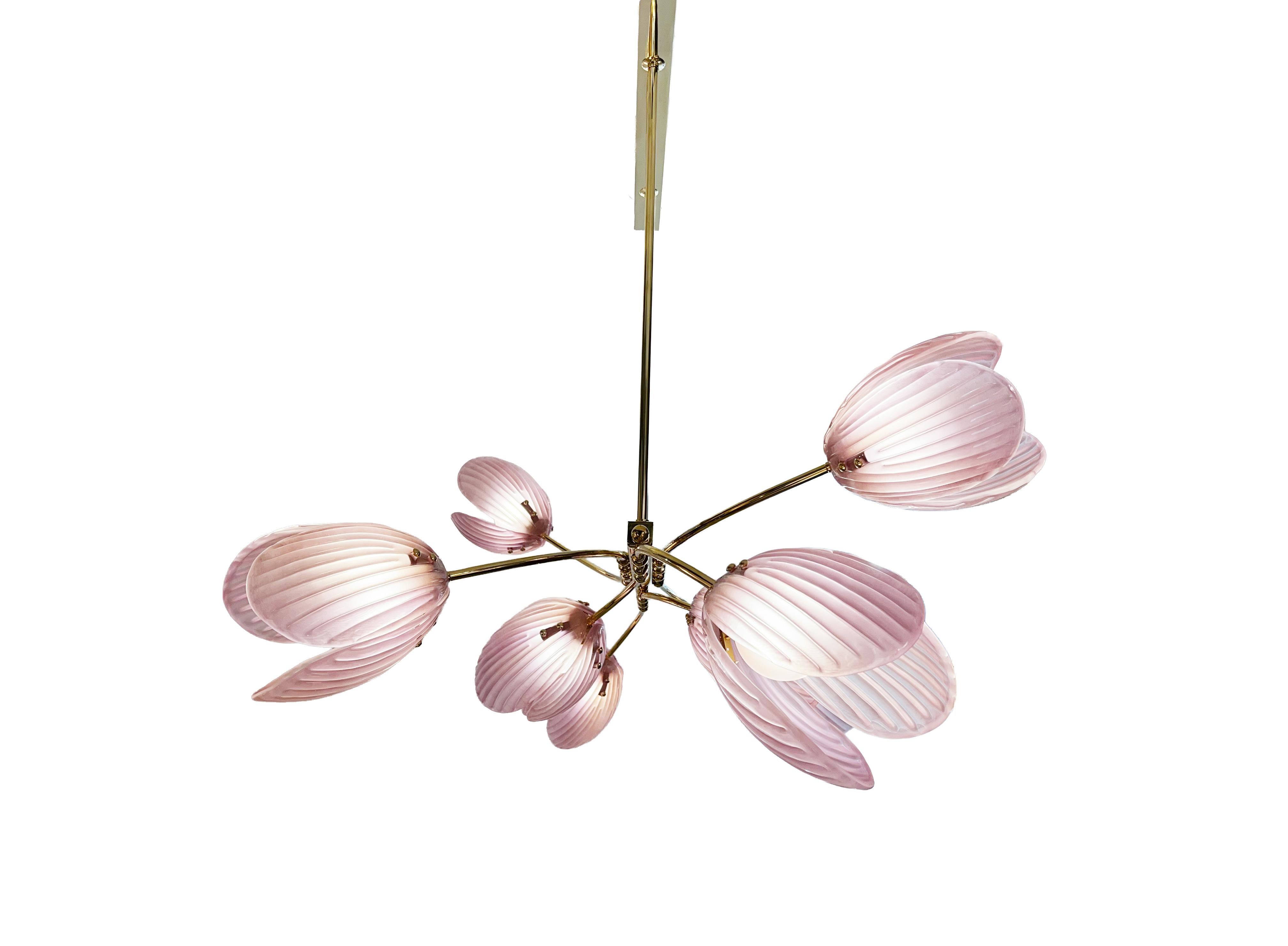Lampadario moderno italiano in vetro di Murano rosa con fiori di tulipano a 8 rami in ottone in vendita 3