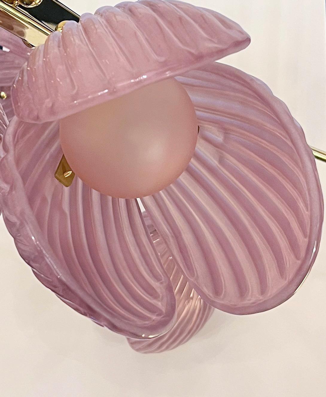 Lampadario moderno italiano in vetro di Murano rosa con fiori di tulipano a 8 rami in ottone in vendita 4