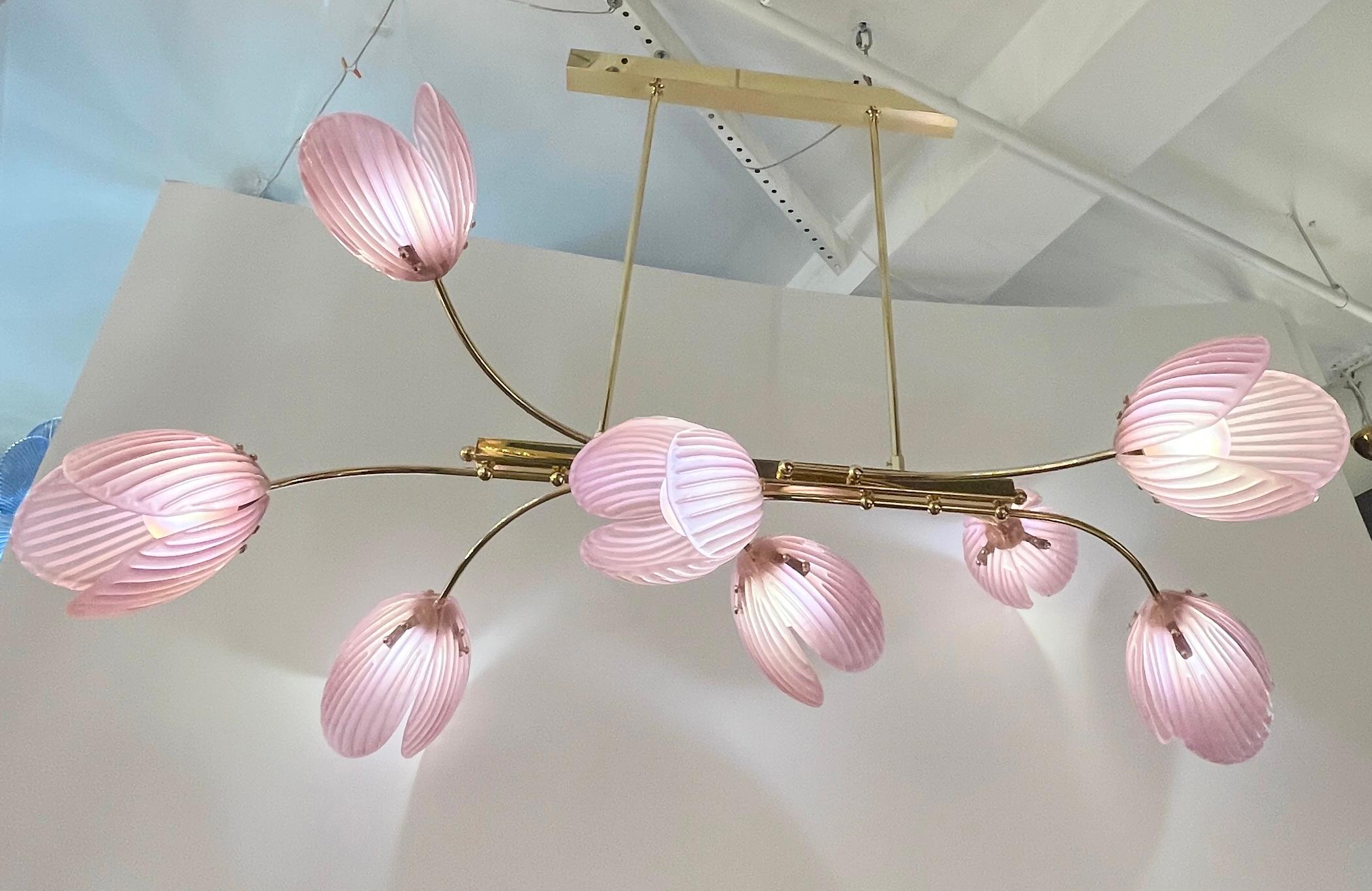 Una celebrazione della grazia floreale e dell'artigianato italiano, questo lampadario elegante e arioso trasforma l'illuminazione in un'esperienza scultorea. Ispirata alla finezza dei tulipani in fiore, questa lampada presenta un mazzo aperto di 8