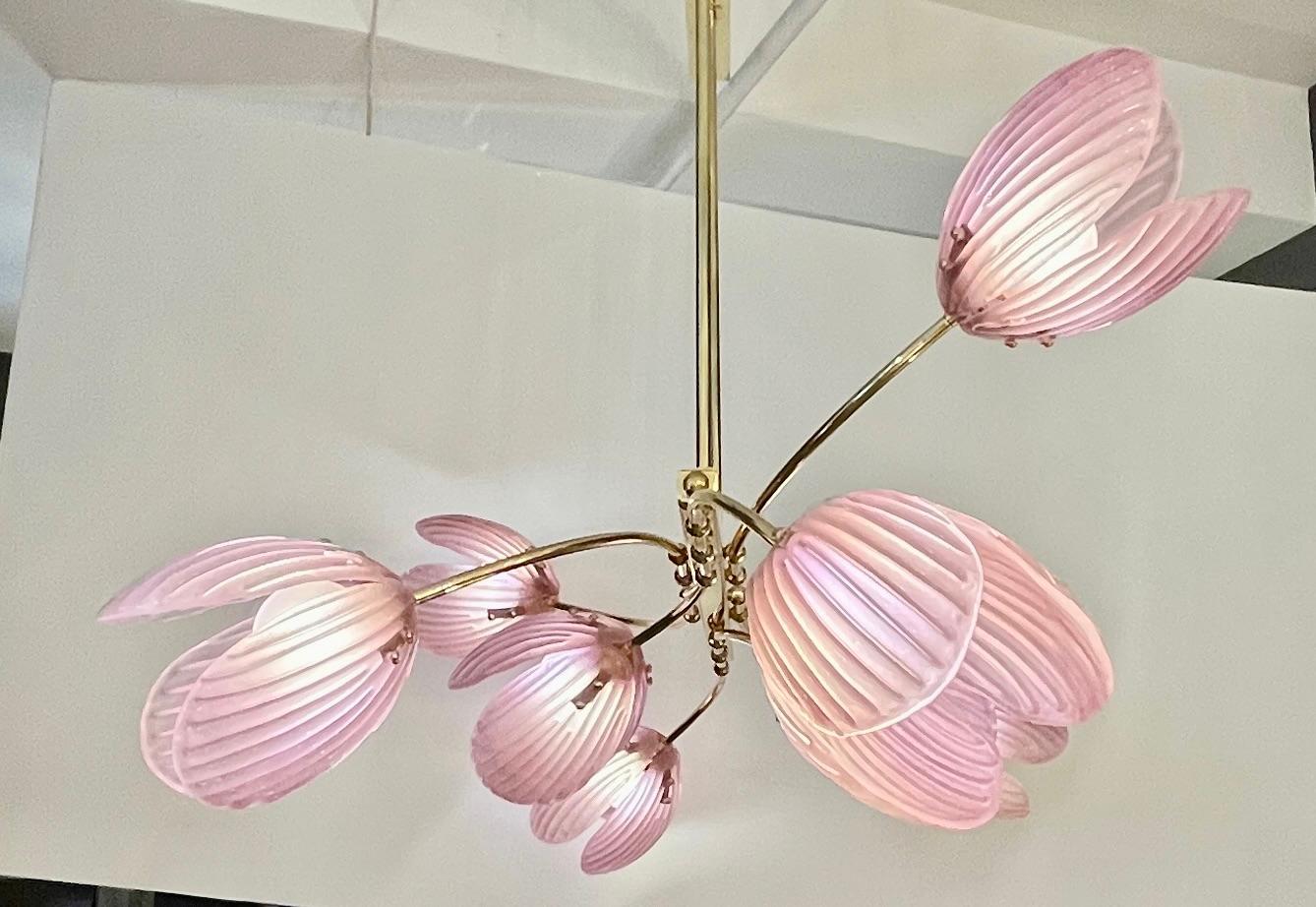 Organico moderno Lampadario moderno italiano in vetro di Murano rosa con fiori di tulipano a 8 rami in ottone in vendita