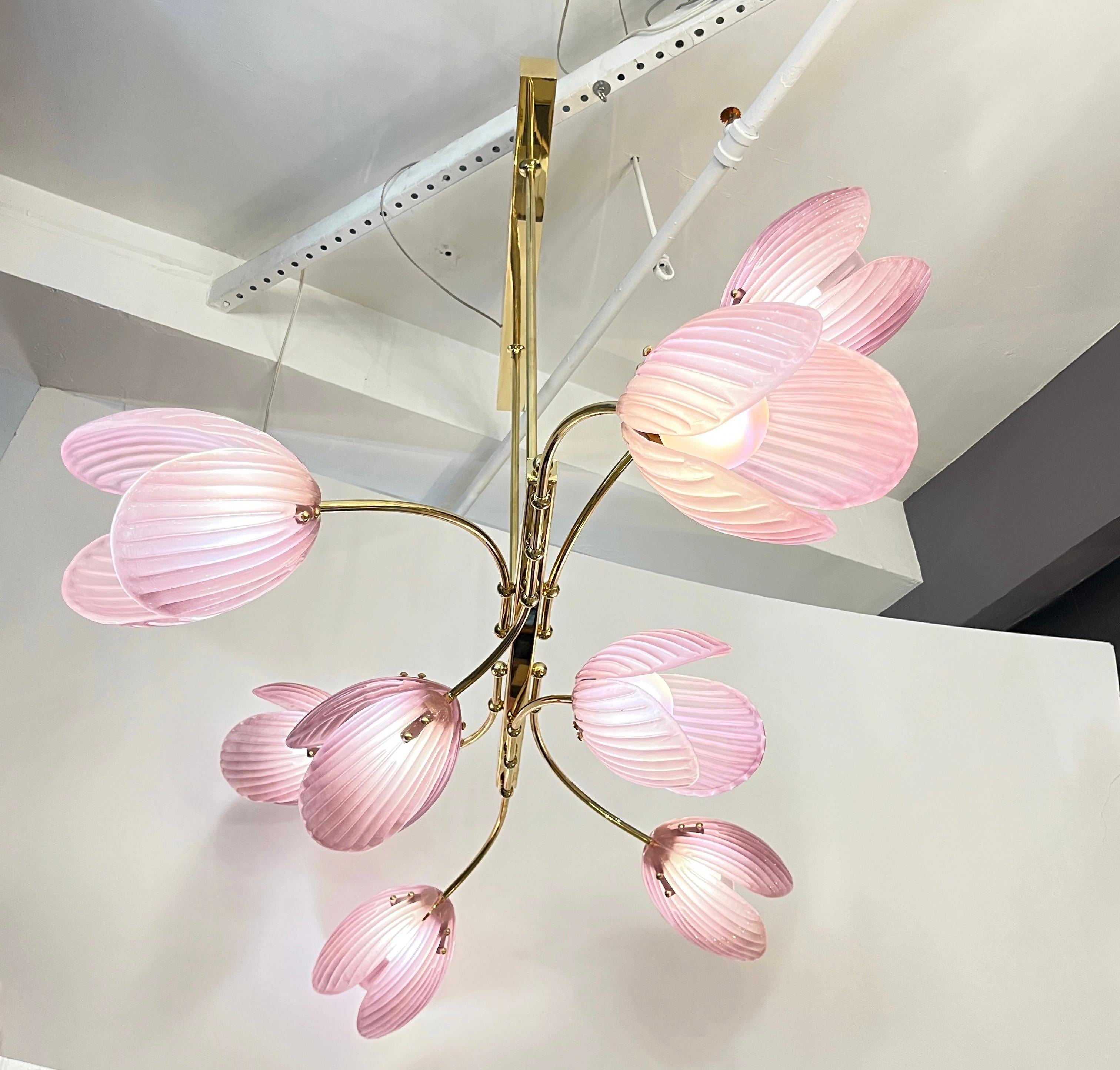 Italiano Lampadario moderno italiano in vetro di Murano rosa con fiori di tulipano a 8 rami in ottone in vendita