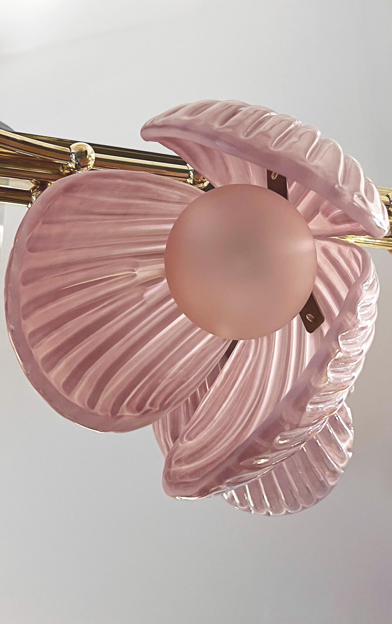 Fatto a mano Lampadario moderno italiano in vetro di Murano rosa con fiori di tulipano a 8 rami in ottone in vendita