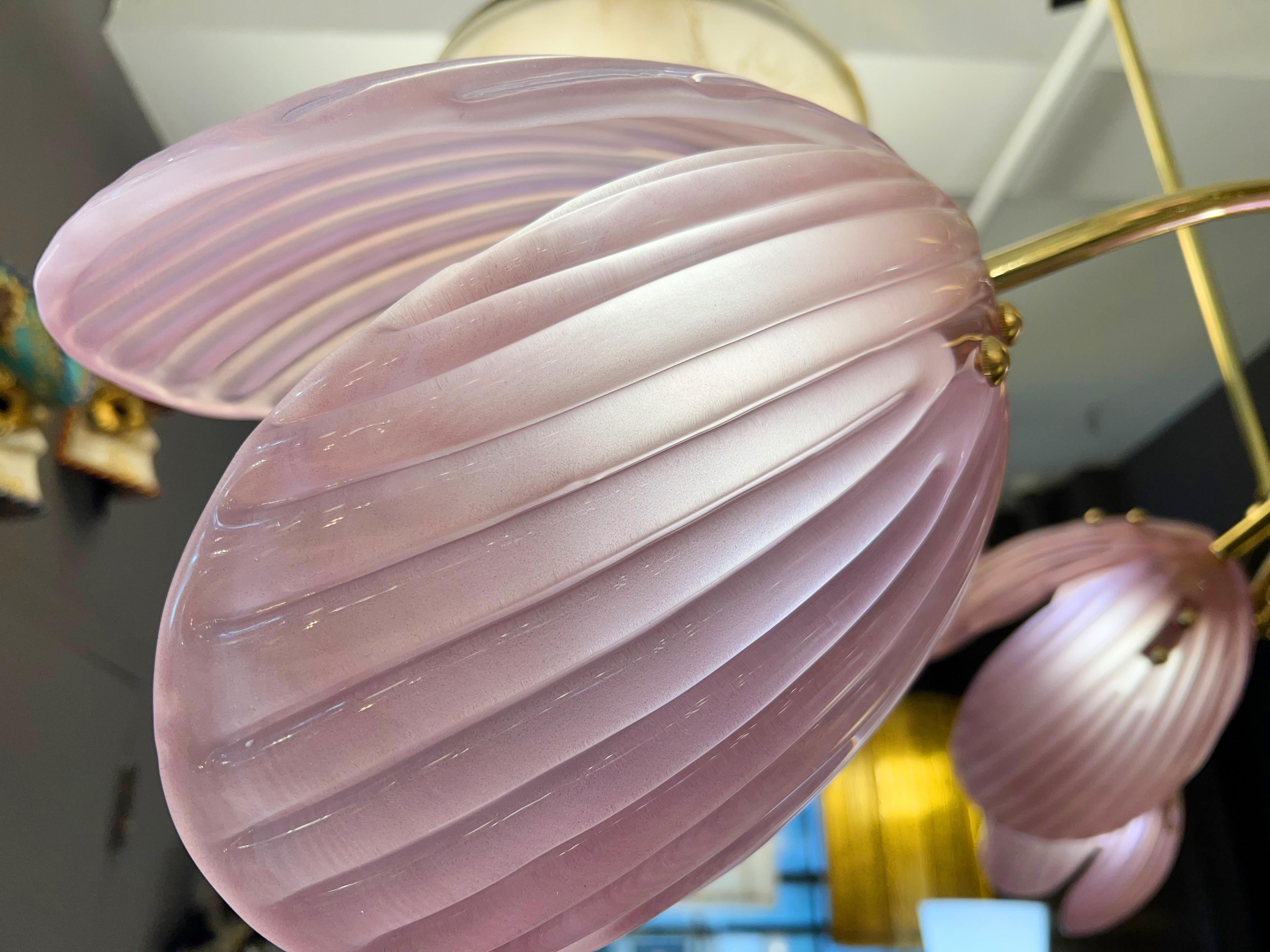 Lampadario moderno italiano in vetro di Murano rosa con fiori di tulipano a 8 rami in ottone In condizioni Nuovo in vendita a New York, NY