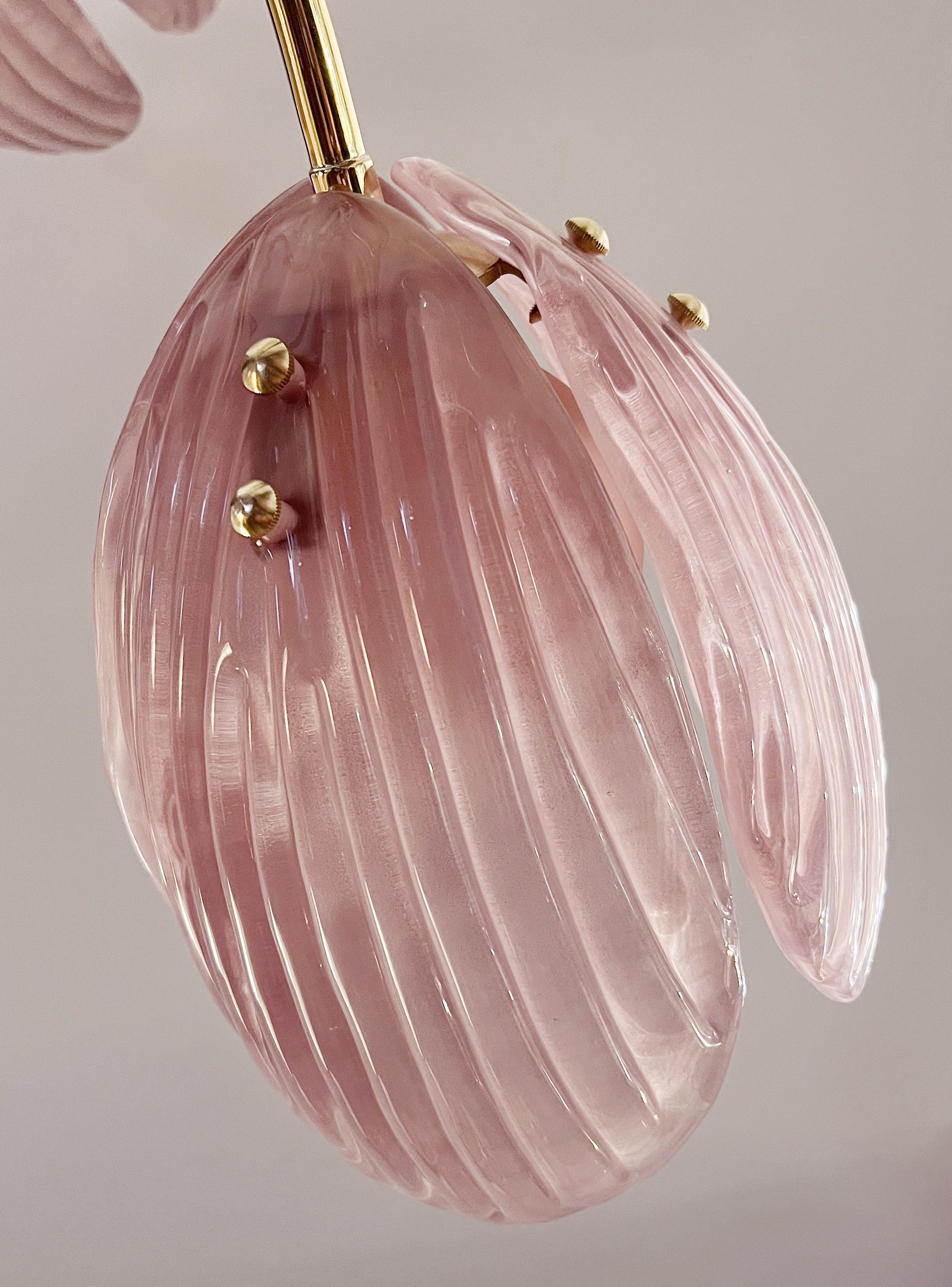 XXI secolo e contemporaneo Lampadario moderno italiano in vetro di Murano rosa con fiori di tulipano a 8 rami in ottone in vendita