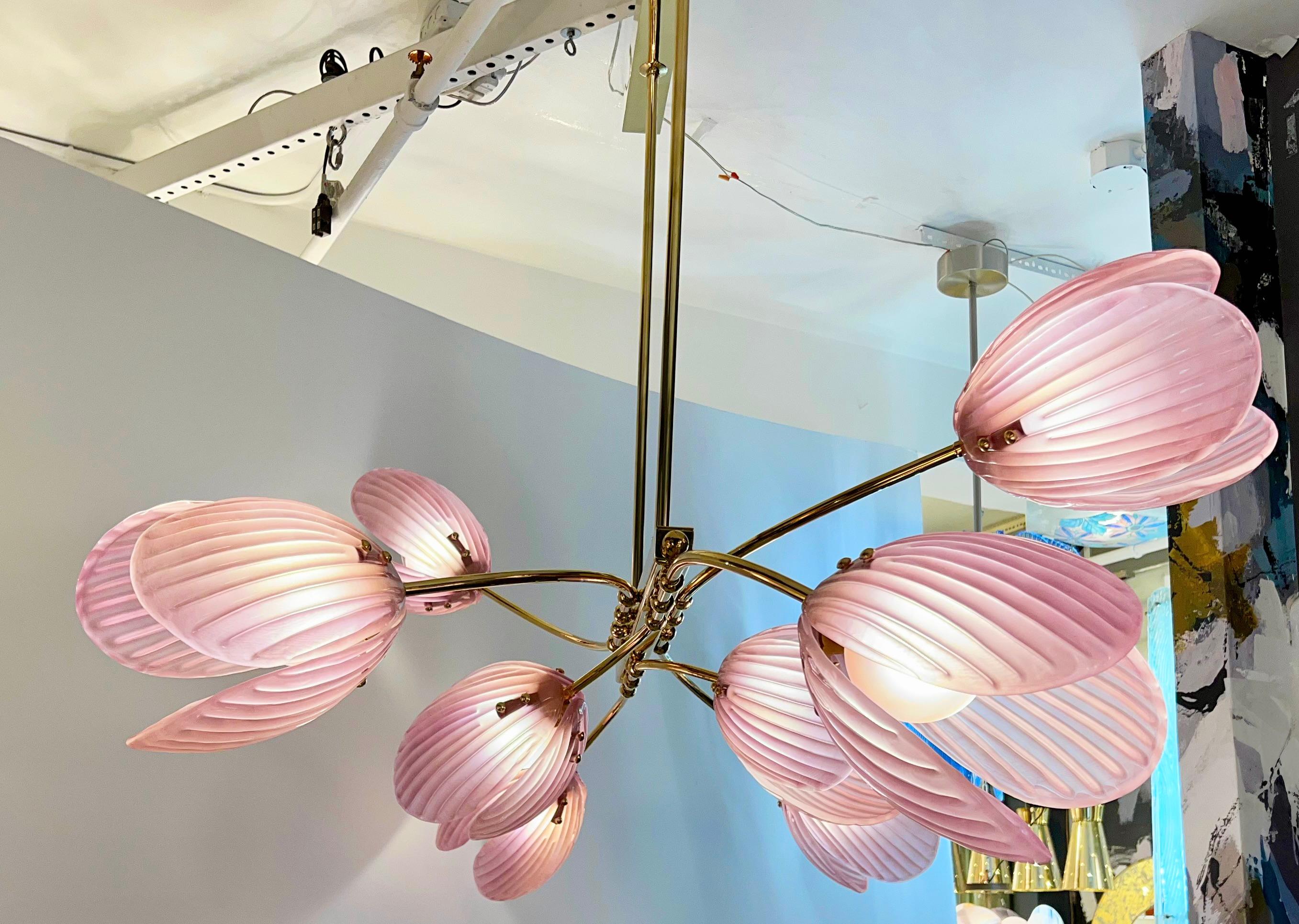 Metallo Lampadario moderno italiano in vetro di Murano rosa con fiori di tulipano a 8 rami in ottone in vendita