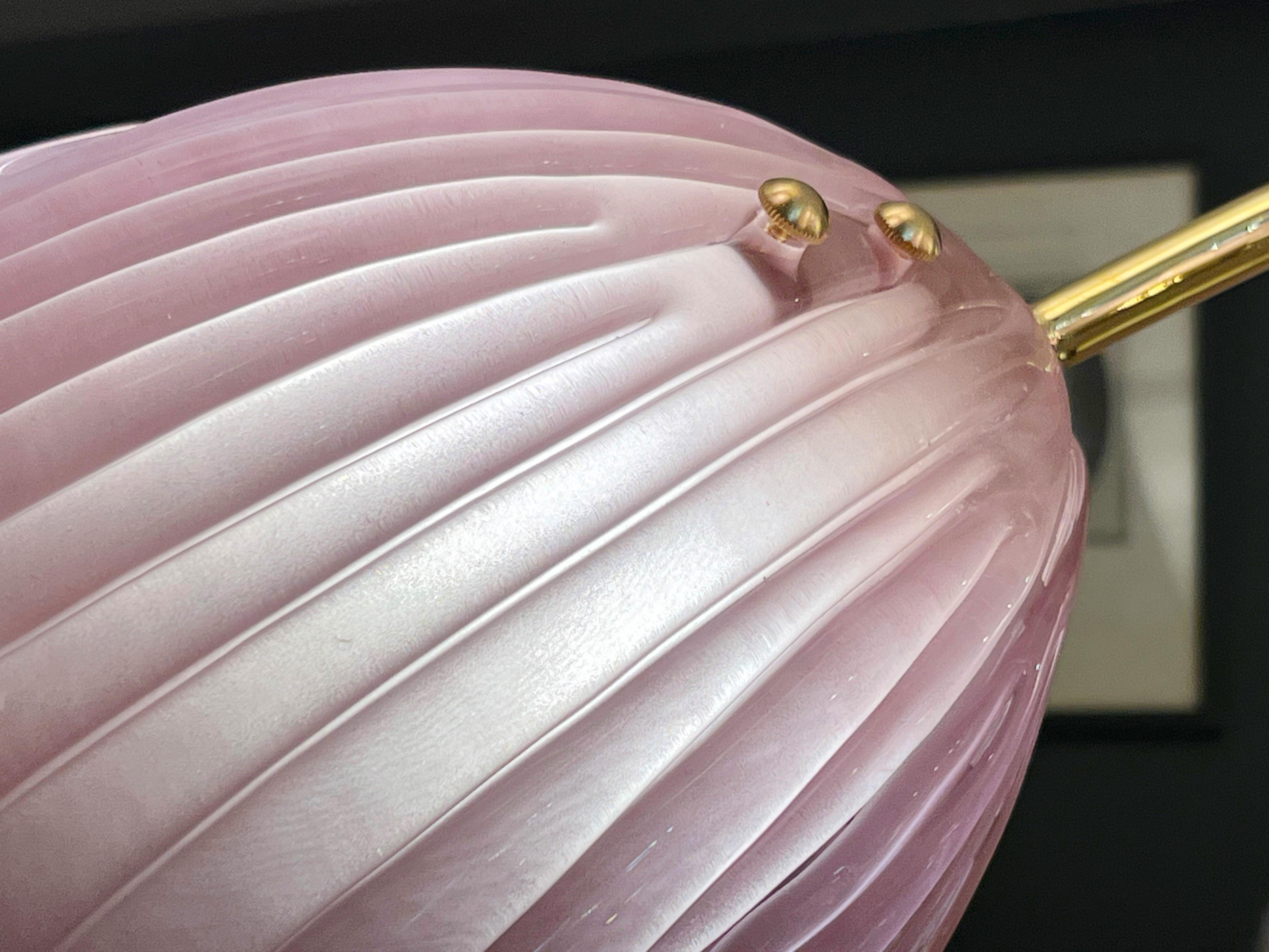 Lampadario moderno italiano in vetro di Murano rosa con fiori di tulipano a 8 rami in ottone in vendita 1