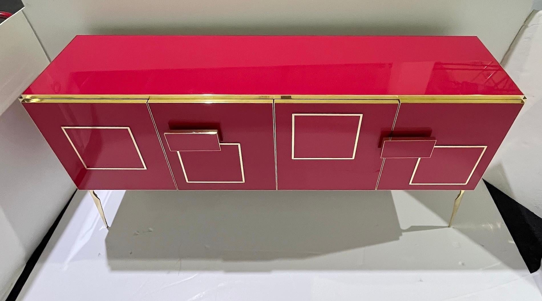 Aparador moderno italiano de cristal rosa púrpura geométrico postmoderno de latón en venta 2