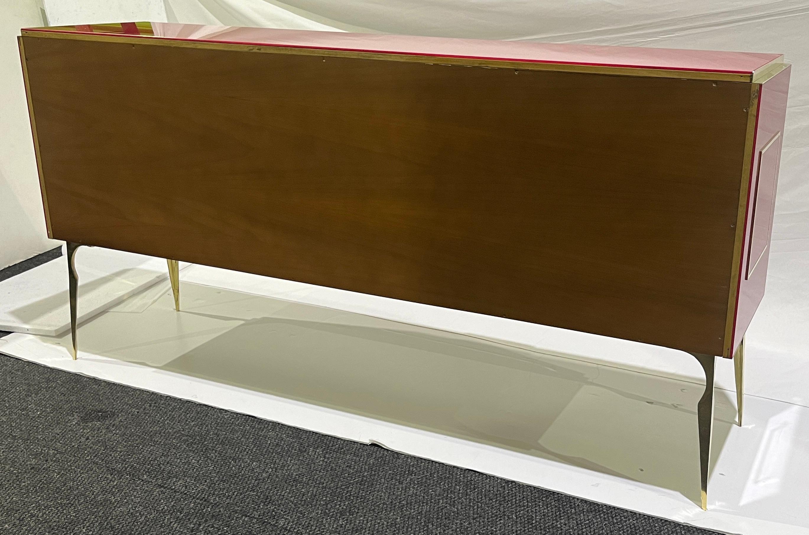 Aparador moderno italiano de cristal rosa púrpura geométrico postmoderno de latón en venta 3