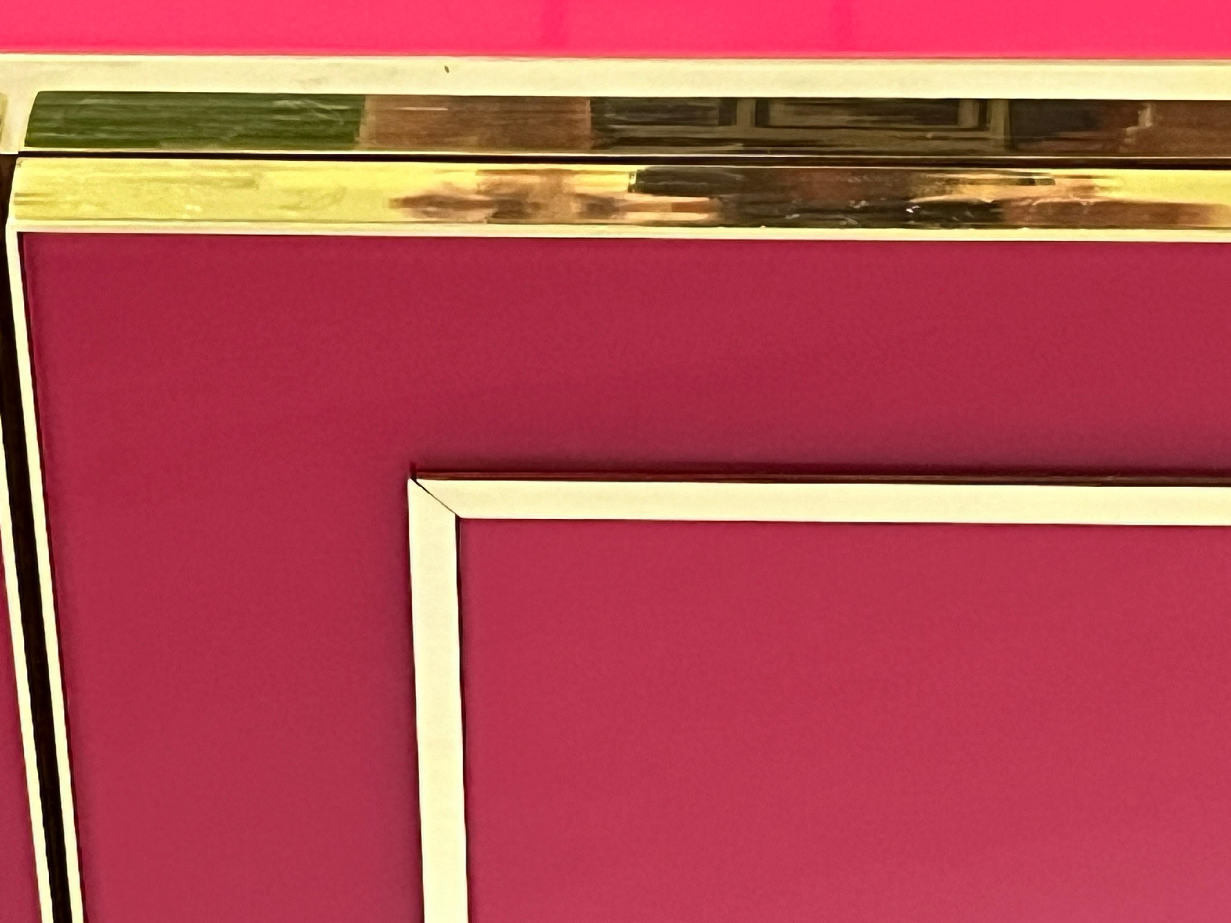 Aparador moderno italiano de cristal rosa púrpura geométrico postmoderno de latón en venta 4