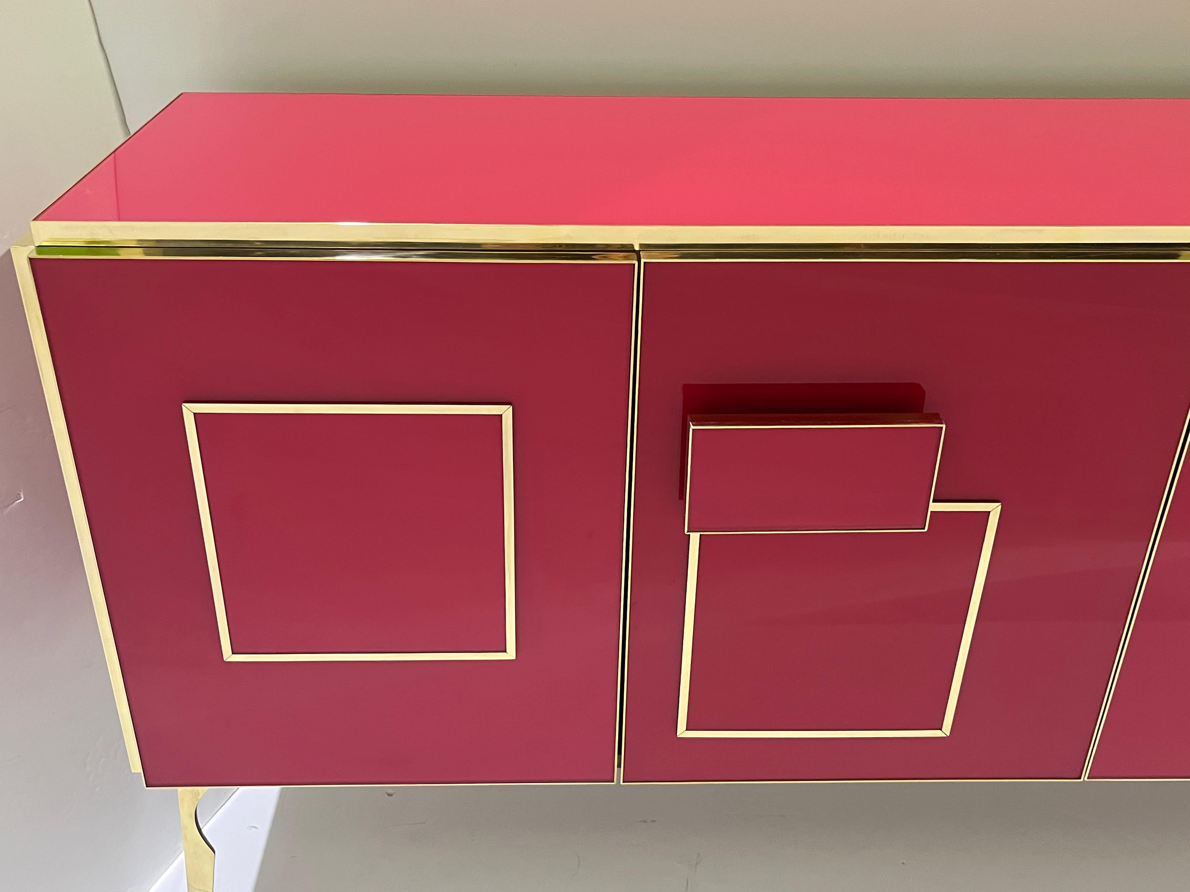 Aparador moderno italiano de cristal rosa púrpura geométrico postmoderno de latón Posmoderno en venta