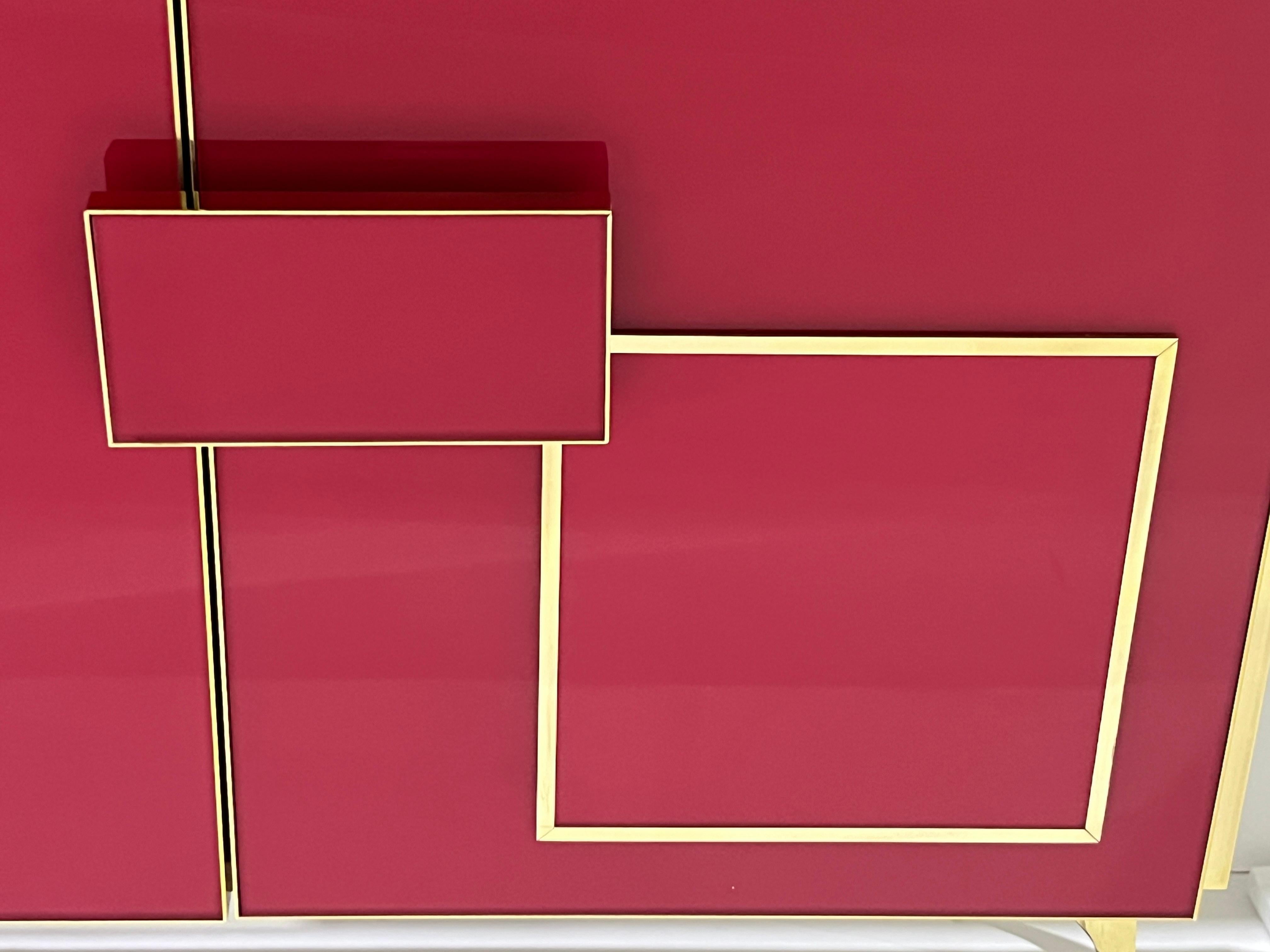 Aparador moderno italiano de cristal rosa púrpura geométrico postmoderno de latón Italiano en venta