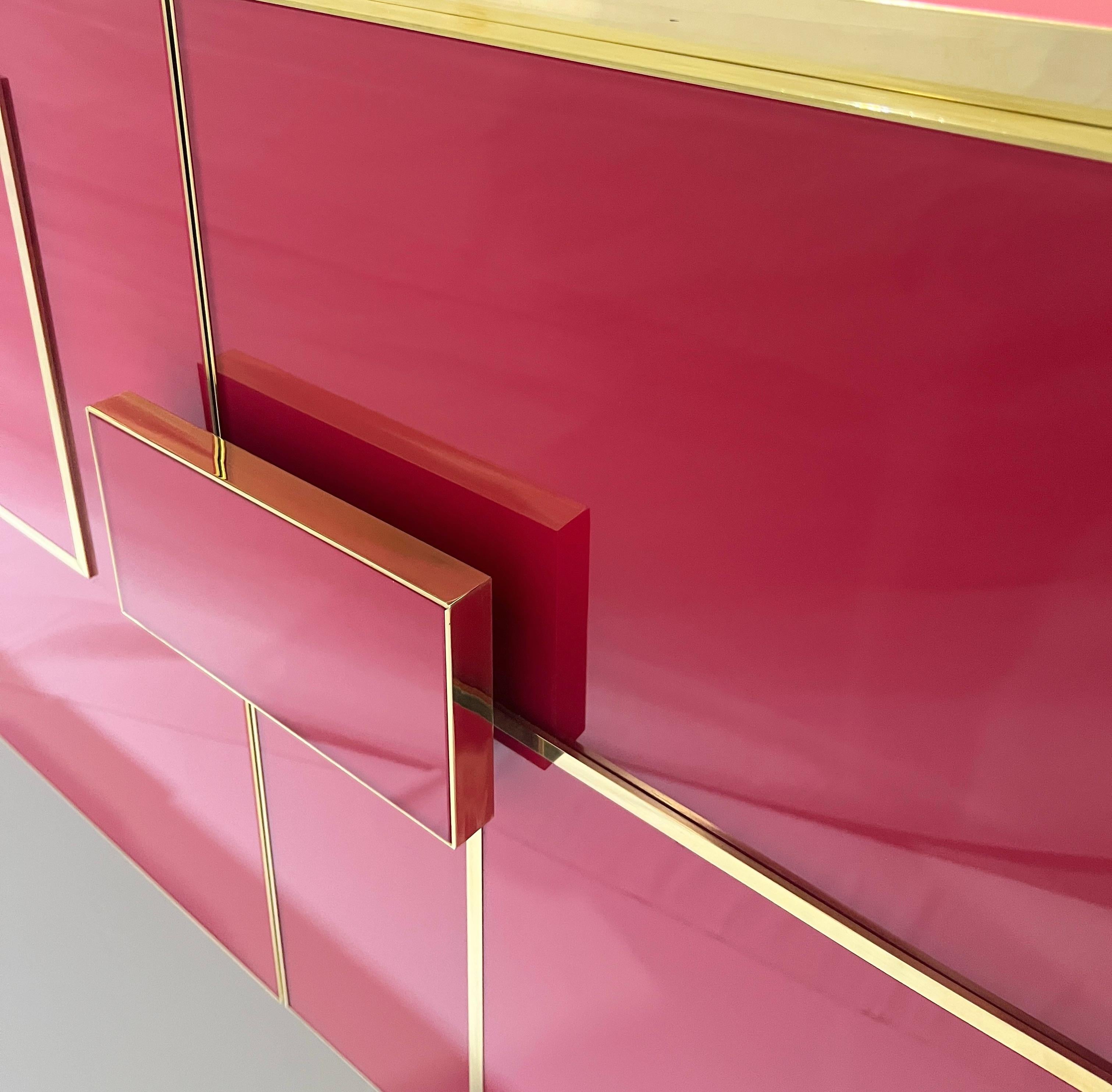 Aparador moderno italiano de cristal rosa púrpura geométrico postmoderno de latón Hecho a mano en venta