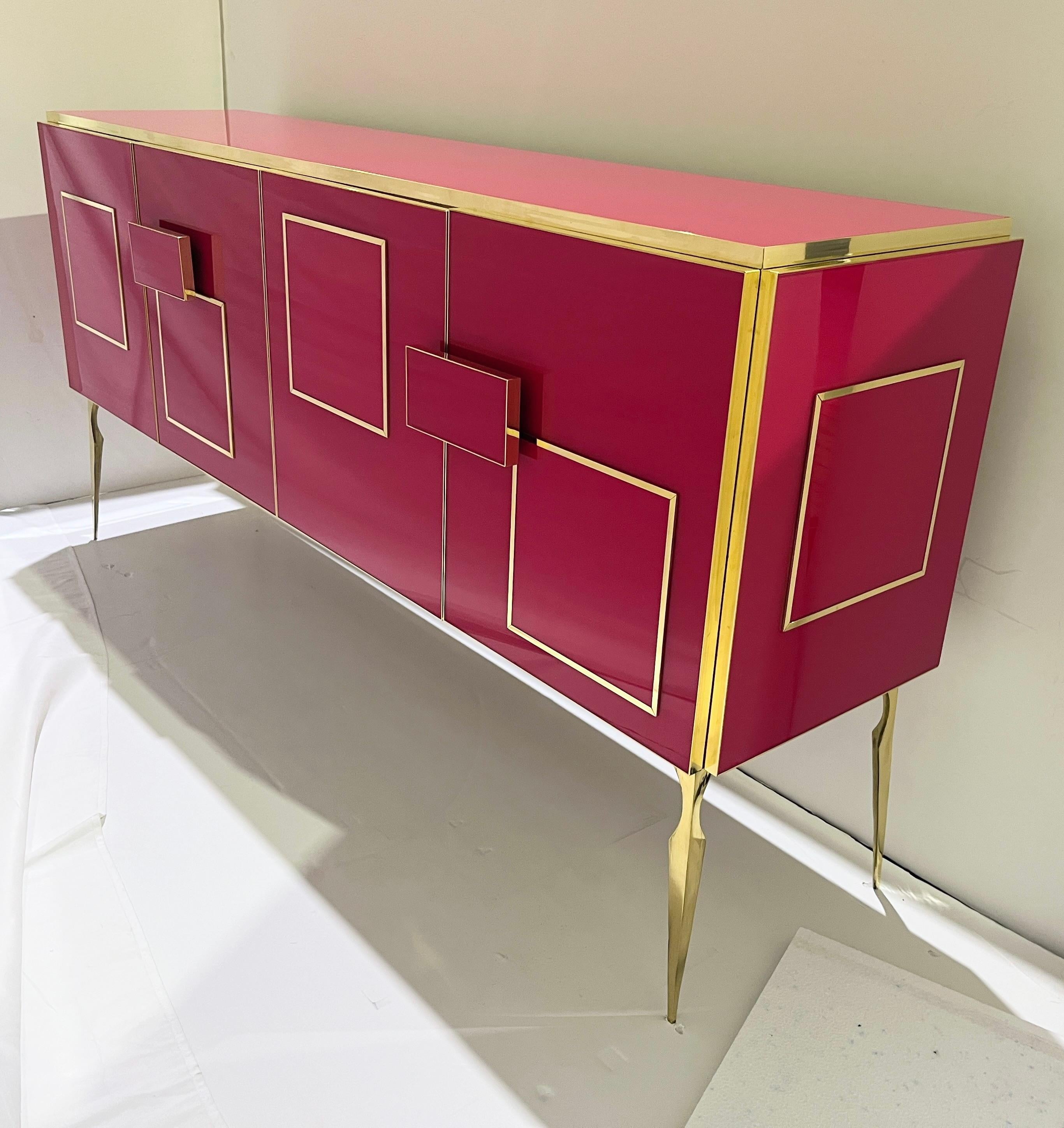 Aparador moderno italiano de cristal rosa púrpura geométrico postmoderno de latón en Nuevo estado para la venta en New York, NY