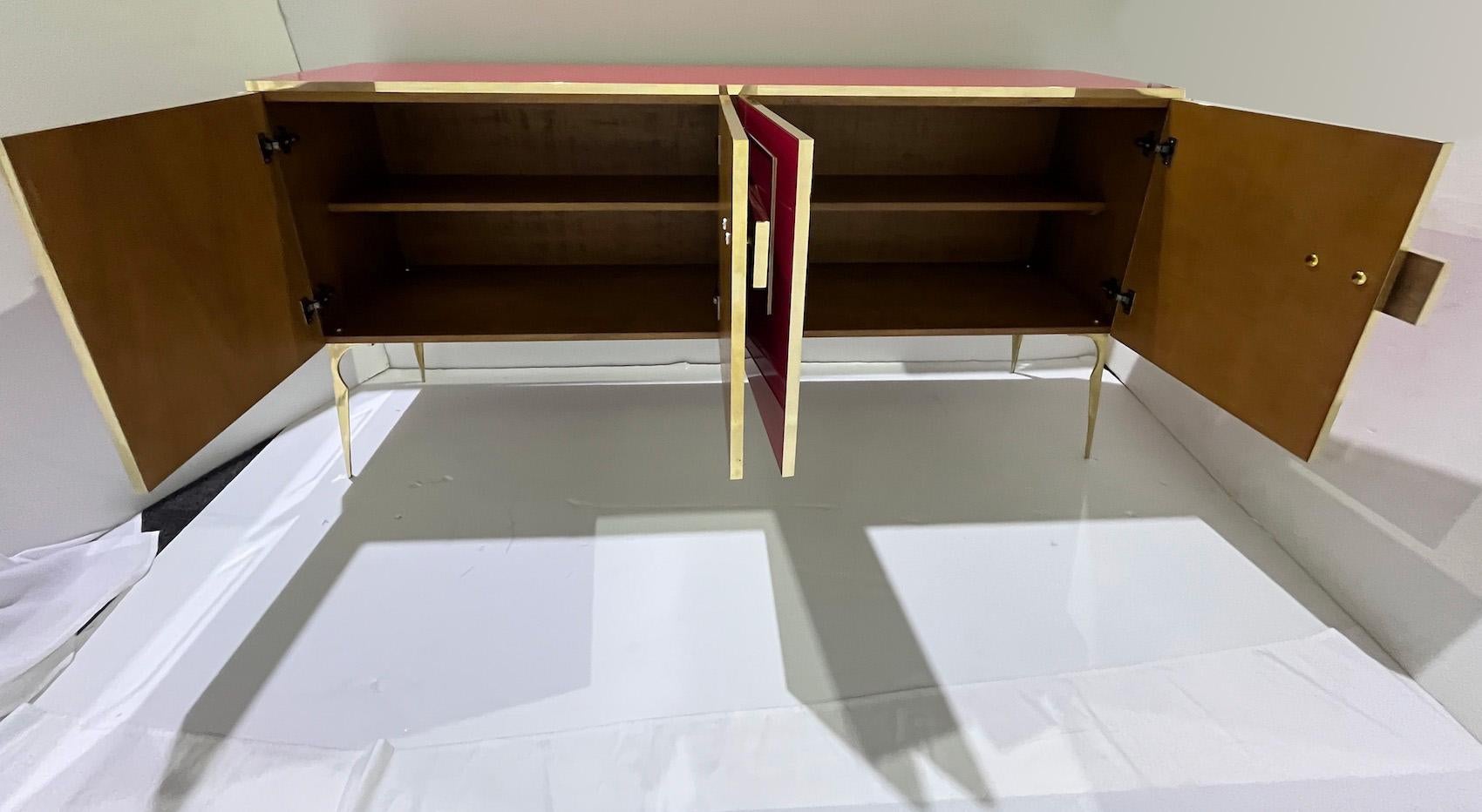 Aparador moderno italiano de cristal rosa púrpura geométrico postmoderno de latón Siglo XXI y contemporáneo en venta