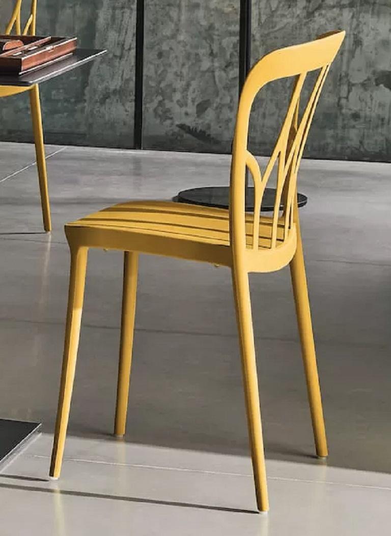 Style international Chaise italienne moderne en polypropylène jaune moutarde de la collection Bontempi en vente