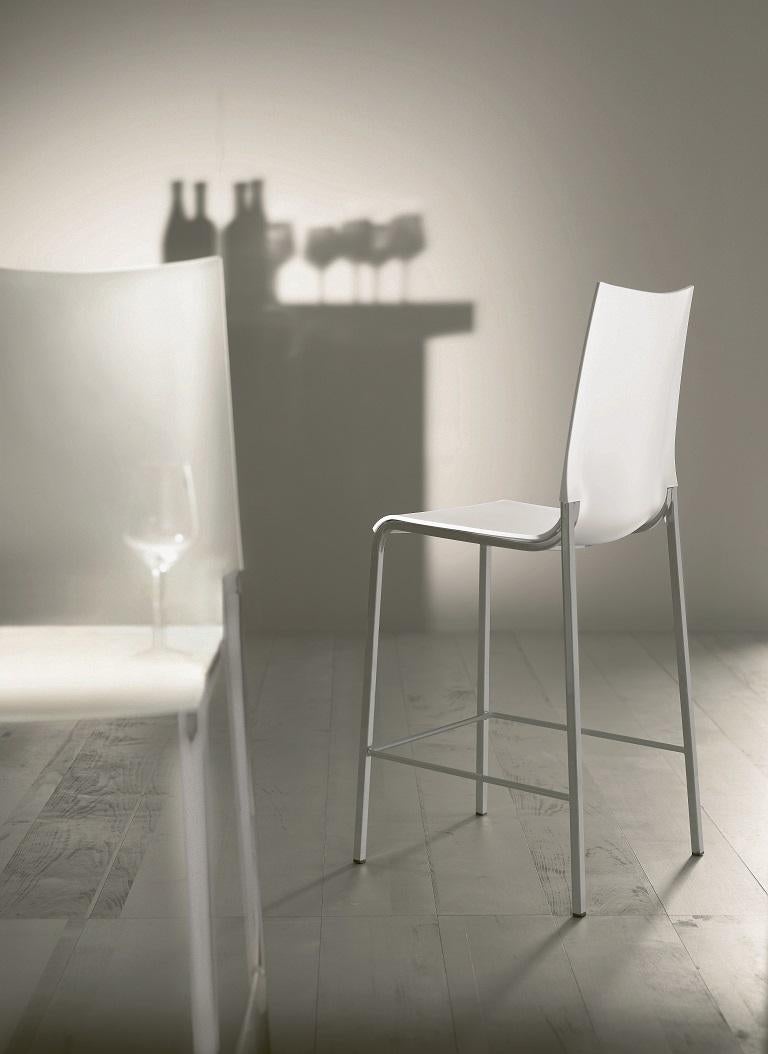 Design by Pocci&Dondoli. A polypropylene shell characterised by soft and enveloping lines resting on a solid metal structure give life to Eva, a stool ready to furnish any space. The frame finish is aluminum lacquered metal, which is obtained