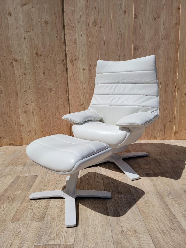 Modern Italian White Quilted Leather Re-vive Lounge Chair and Ottoman By Natuzzi Newly Upholstered in a High End Full Grain Soft Italian White Leather - Set of 2 

The Natuzzi Re-vive Lounge is characterized by a delicate quilting on its handmade