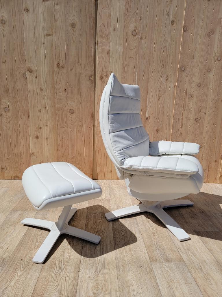 Modern Italian Re-vive Lounge Chair and Ottoman By Natuzzi Newly Upholstered In Good Condition For Sale In Chicago, IL
