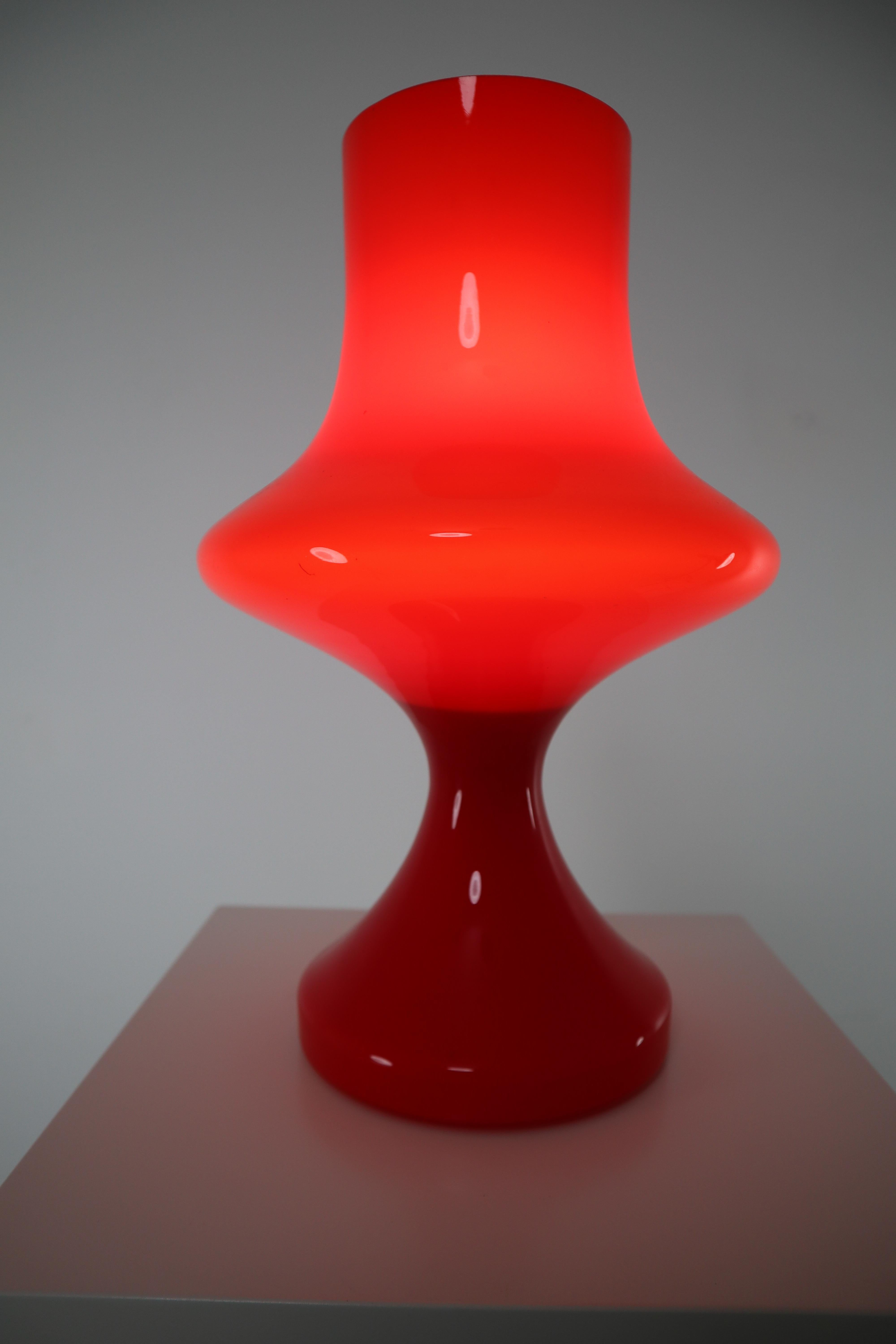 Modern Italian red table lamp in glass, 1970s. 

Size: 
16