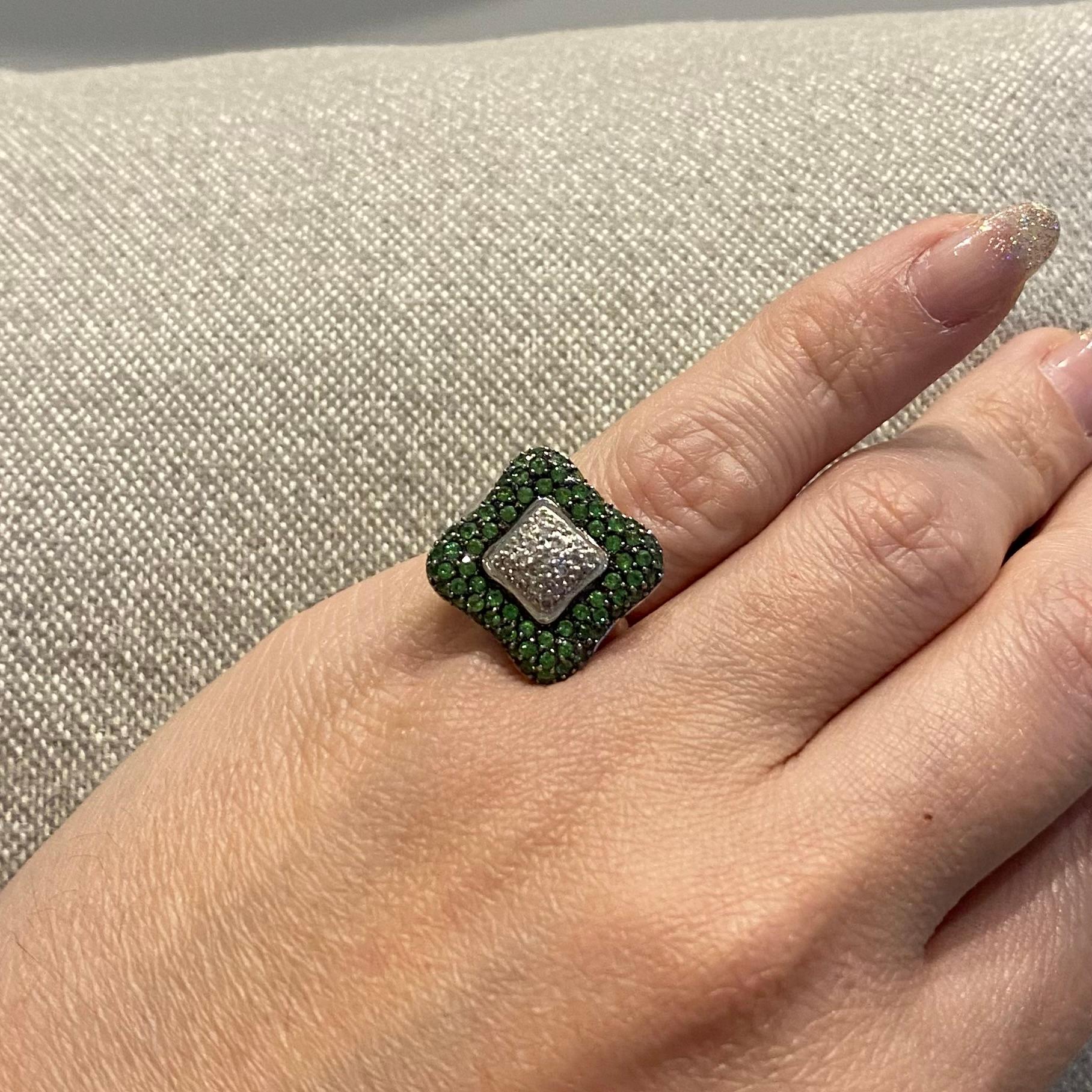 Modern Italian Ring in 18kt White Gold with 1.71cts in Diamonds and Tsavorites For Sale 4