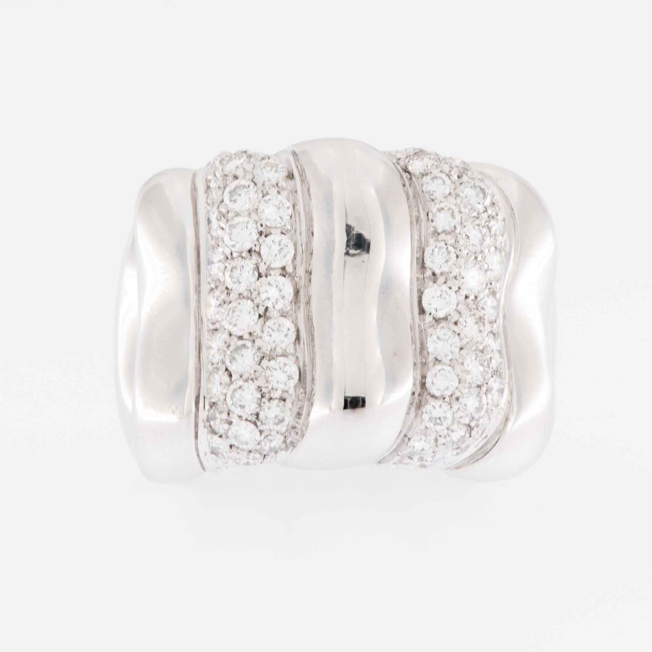 Moderner italienischer Ring aus 18 Karat Weißgold mit Diamanten im Zustand „Gut“ im Angebot in Esch sur Alzette, Esch-sur-Alzette