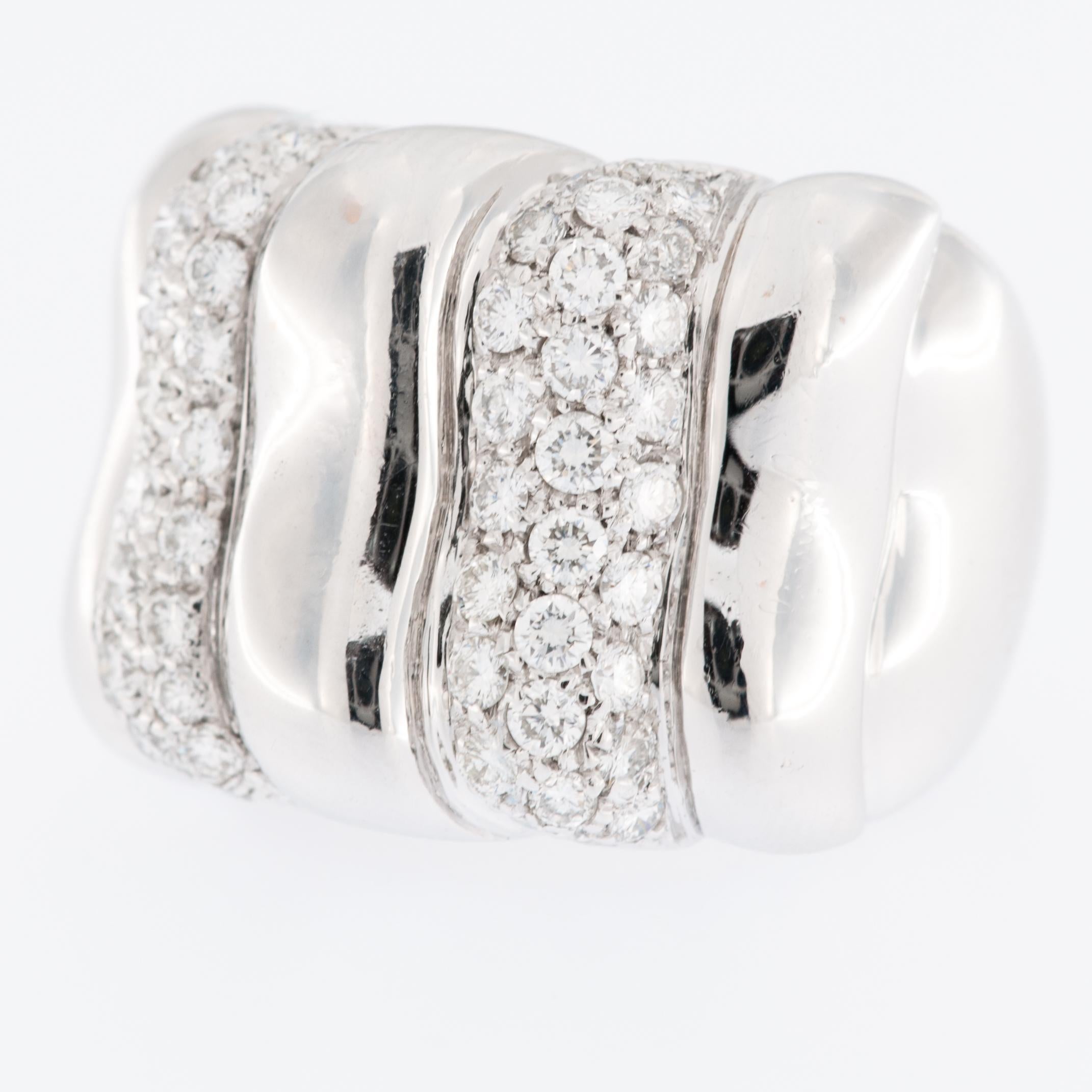 Moderner italienischer Ring aus 18 Karat Weißgold mit Diamanten für Damen oder Herren im Angebot
