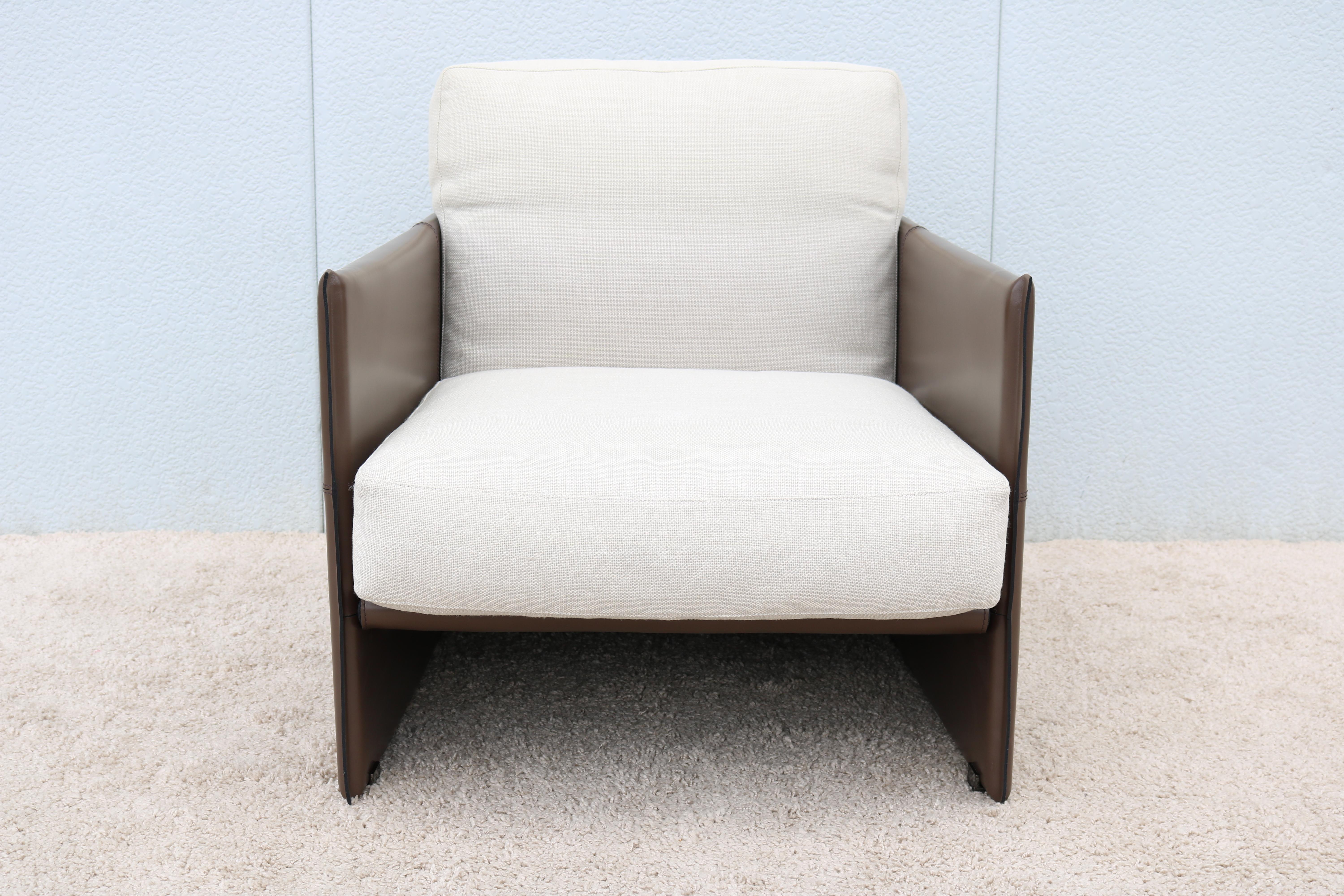 L'élégant fauteuil Bagages faciles est conçu par Rodolfo Dordoni pour le fabricant italien Minotti.
Un fauteuil à la forme carrée et au fort pouvoir esthétique. 
Caractérisé par des lignes strictes et des courbes douces, inspiré par un design pur.