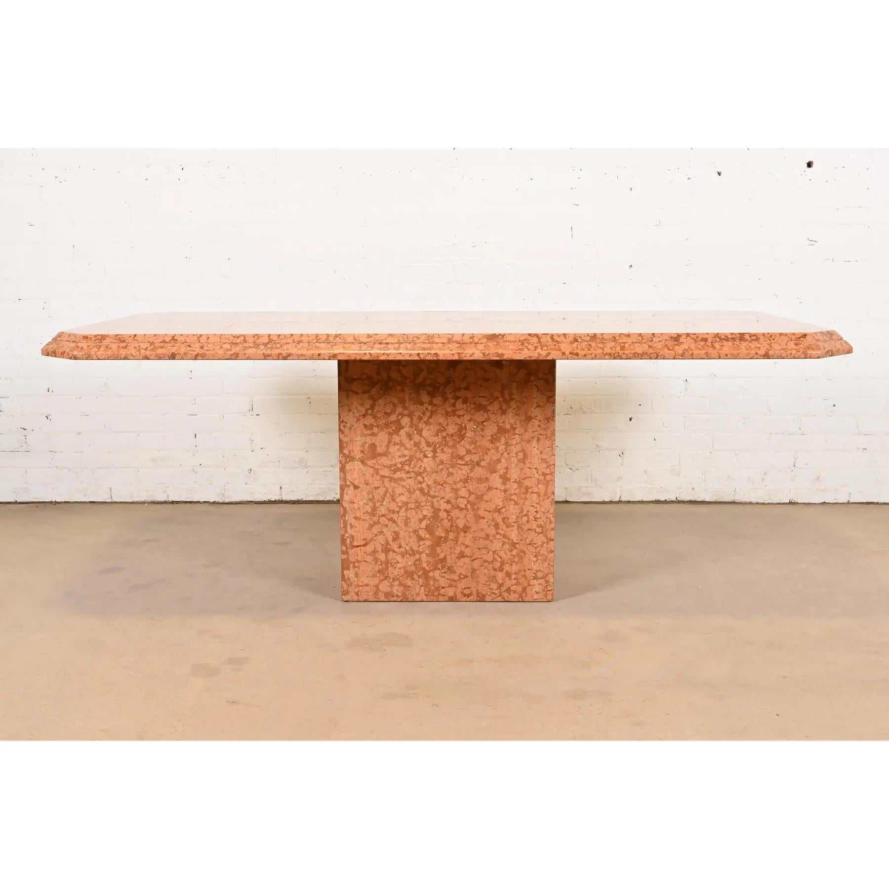 Moderner italienischer Esstisch mit rotem Marmorsockel, ca. 1970er Jahre (Moderne der Mitte des Jahrhunderts) im Angebot