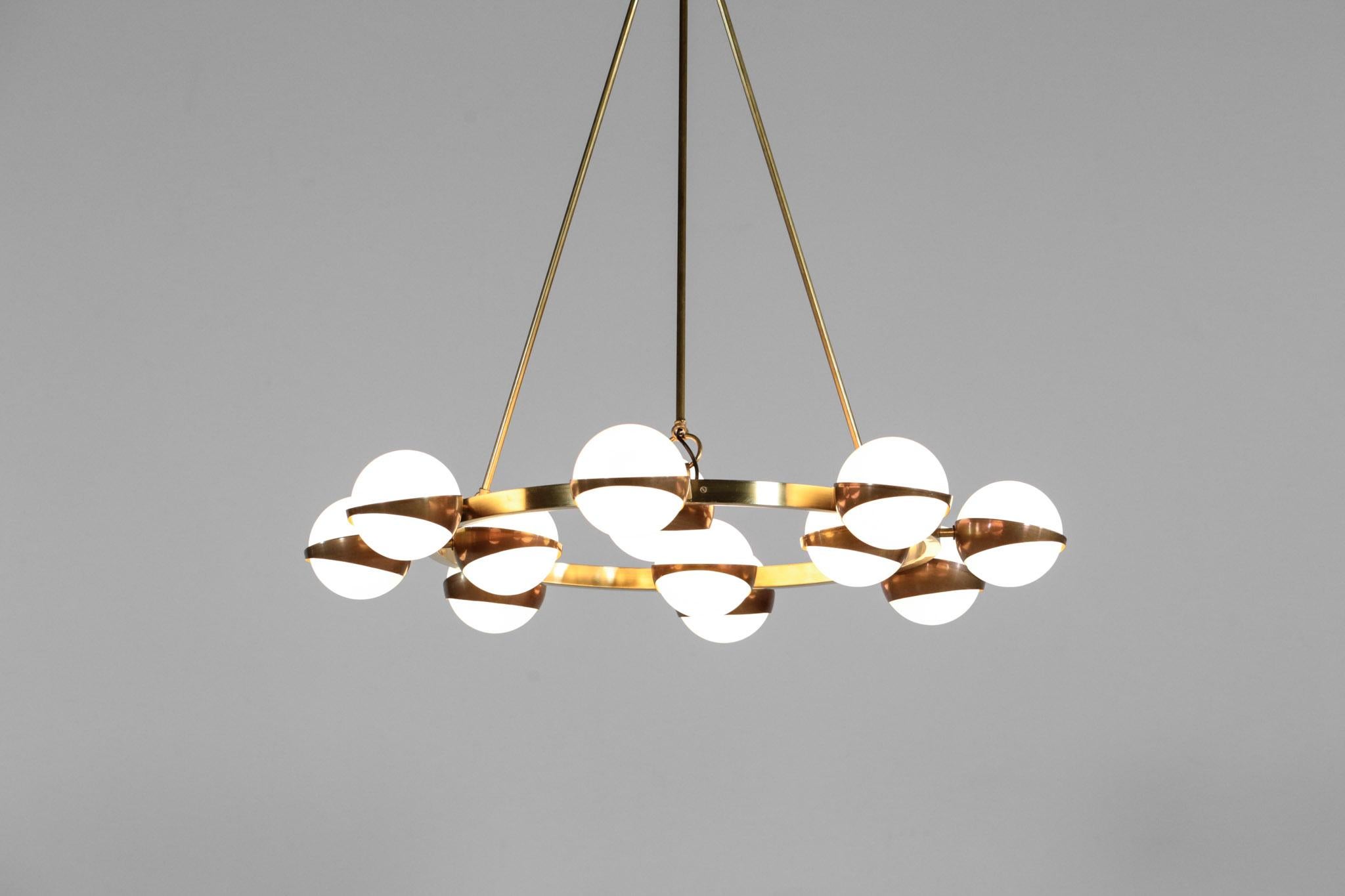 Erstaunlicher Design-Kronleuchter im Stil von Stilnovo. Bestehend aus Messing Struktur mit 12 Opalglas. Anpassbar auf Anfrage. Wir haben auch die gleiche mit 20 Opalgläsern. Die Kunden können zwischen den Ausführungen Messing (dunkel, poliert oder
