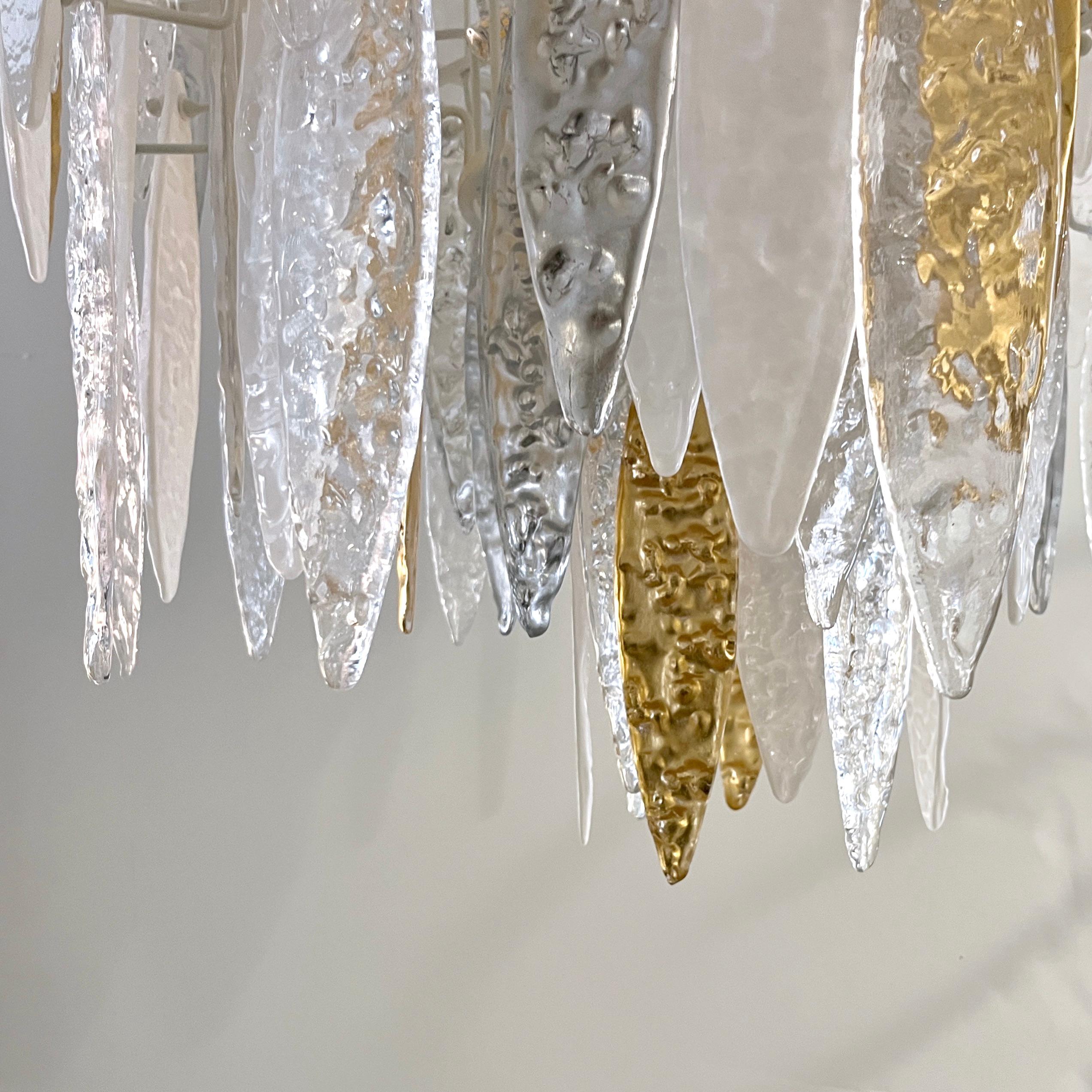 Lampadario moderno italiano in argento, oro, cristallo bianco satinato, vetro di Murano, Iciclo In condizioni ottime in vendita a New York, NY