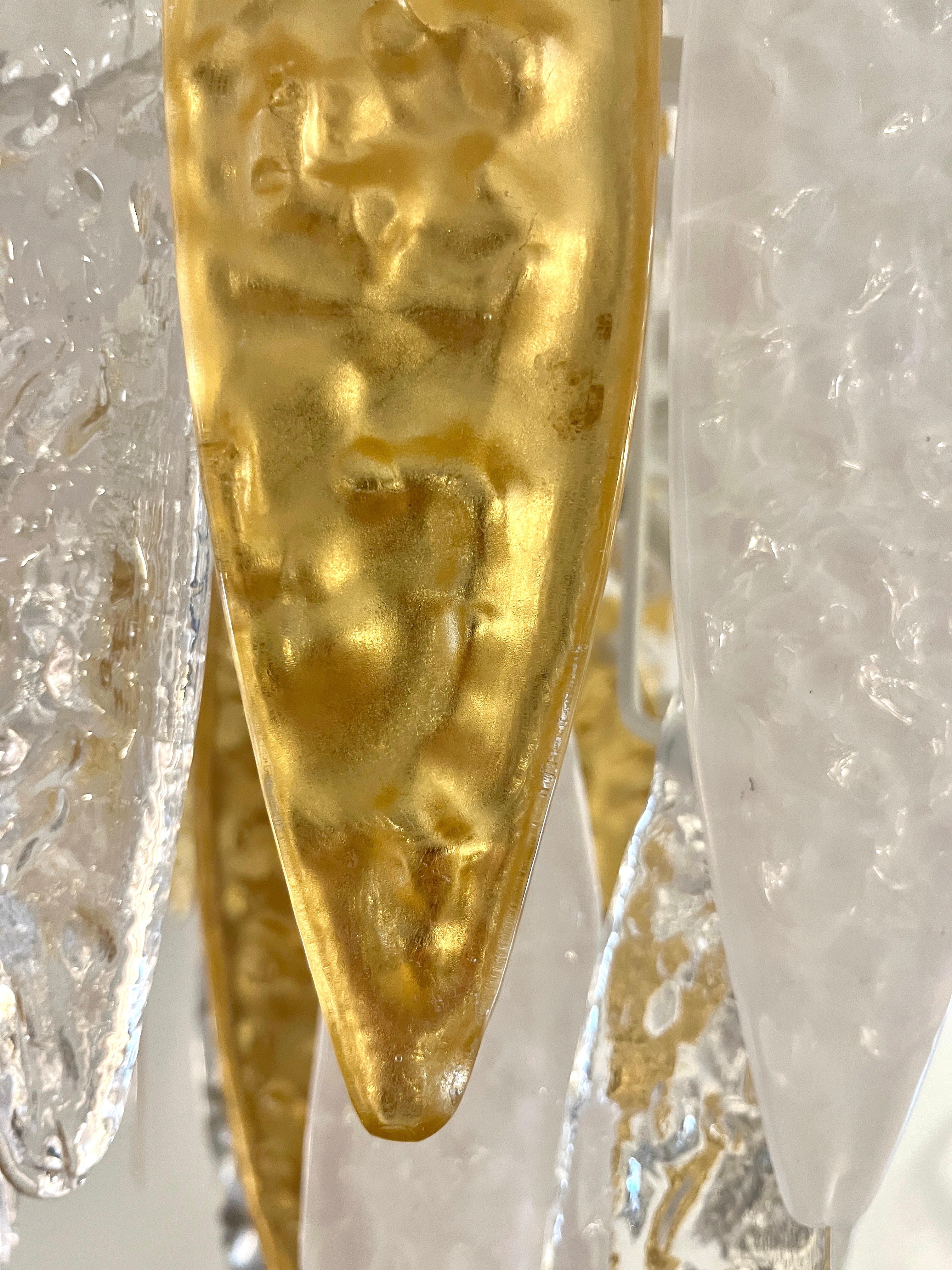 Metallo Lampadario moderno italiano in argento, oro, cristallo bianco satinato, vetro di Murano, Iciclo in vendita