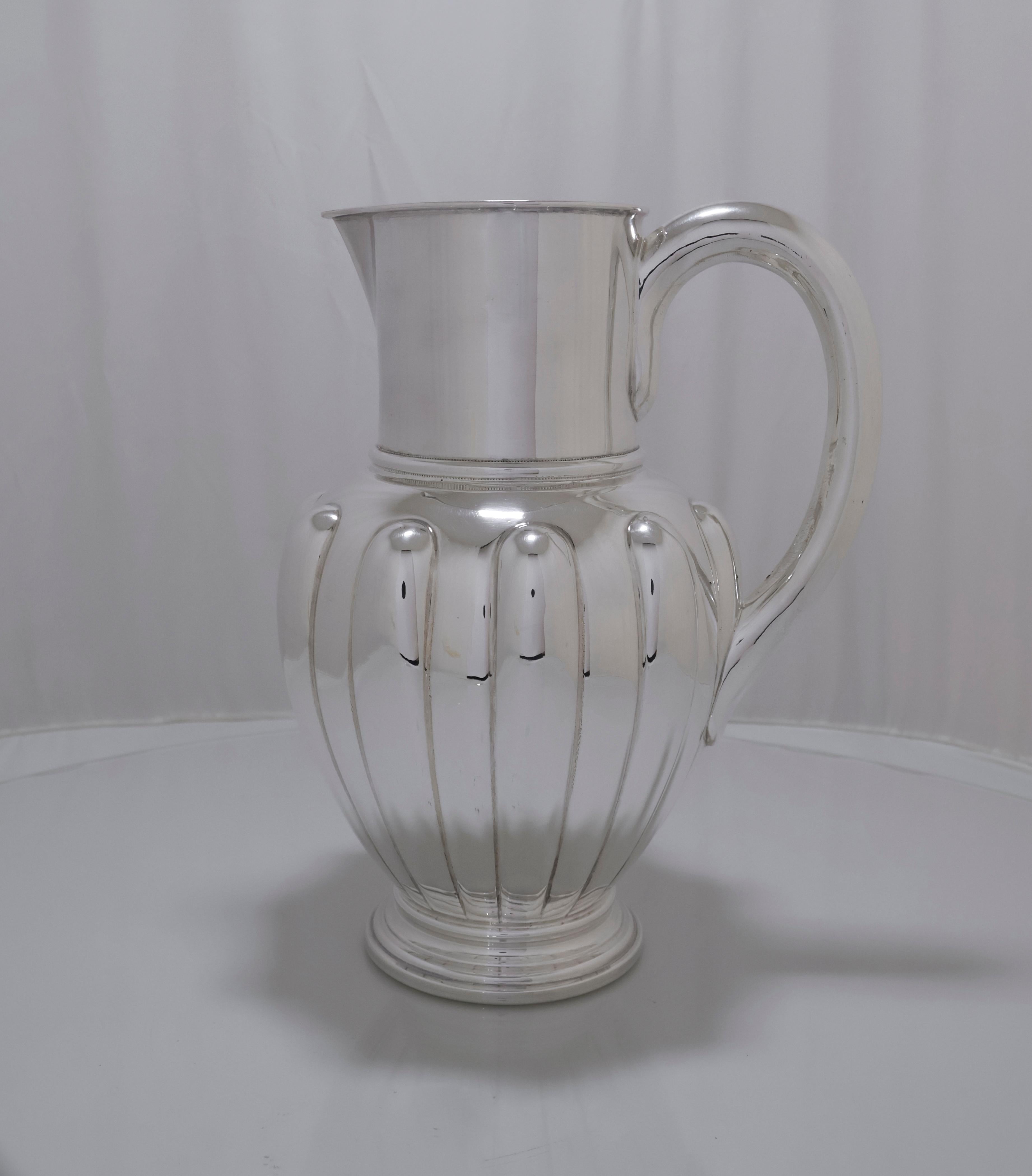 Brocca d'argento italiana moderna con design sagomato di Valle (1950) In condizioni ottime in vendita a Bergamo, BG