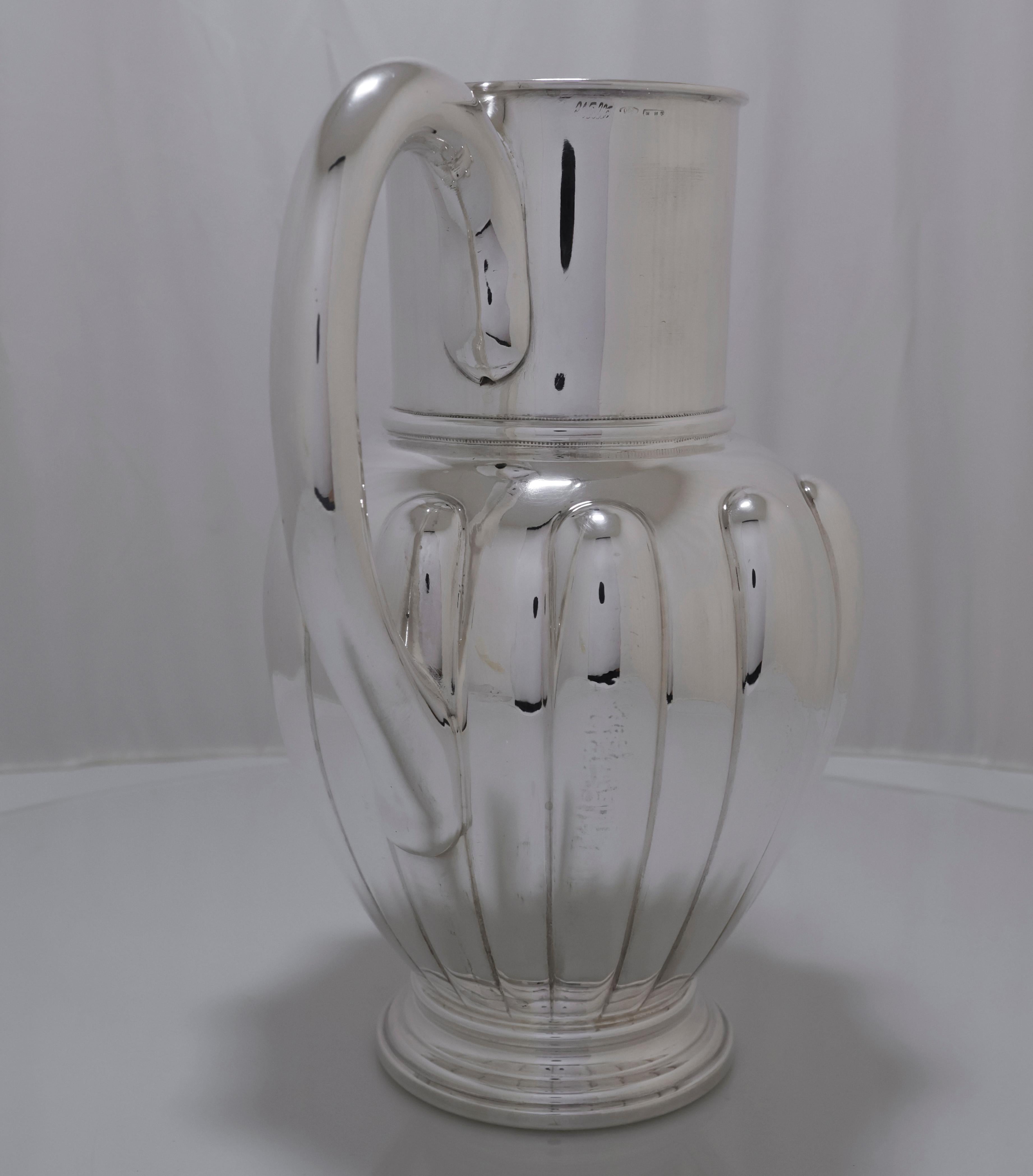 Brocca d'argento italiana moderna con design sagomato di Valle (1950) in vendita 1