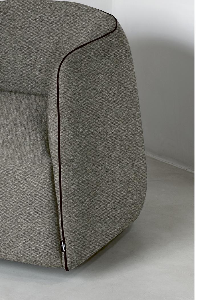 Harmony, discretion, softness, hospitality. There are endless references to describe this armchair designed by a line that follows itself gently, without ever stopping. A stressless armchair, as intensely wraparound as an embrace, enveloping gently