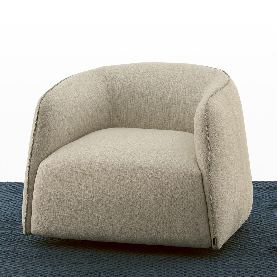 Harmony, discretion, softness, hospitality. There are endless references to describe this armchair designed by a line that follows itself gently, without ever stopping. A stressless armchair, as intensely wraparound as an embrace, enveloping gently