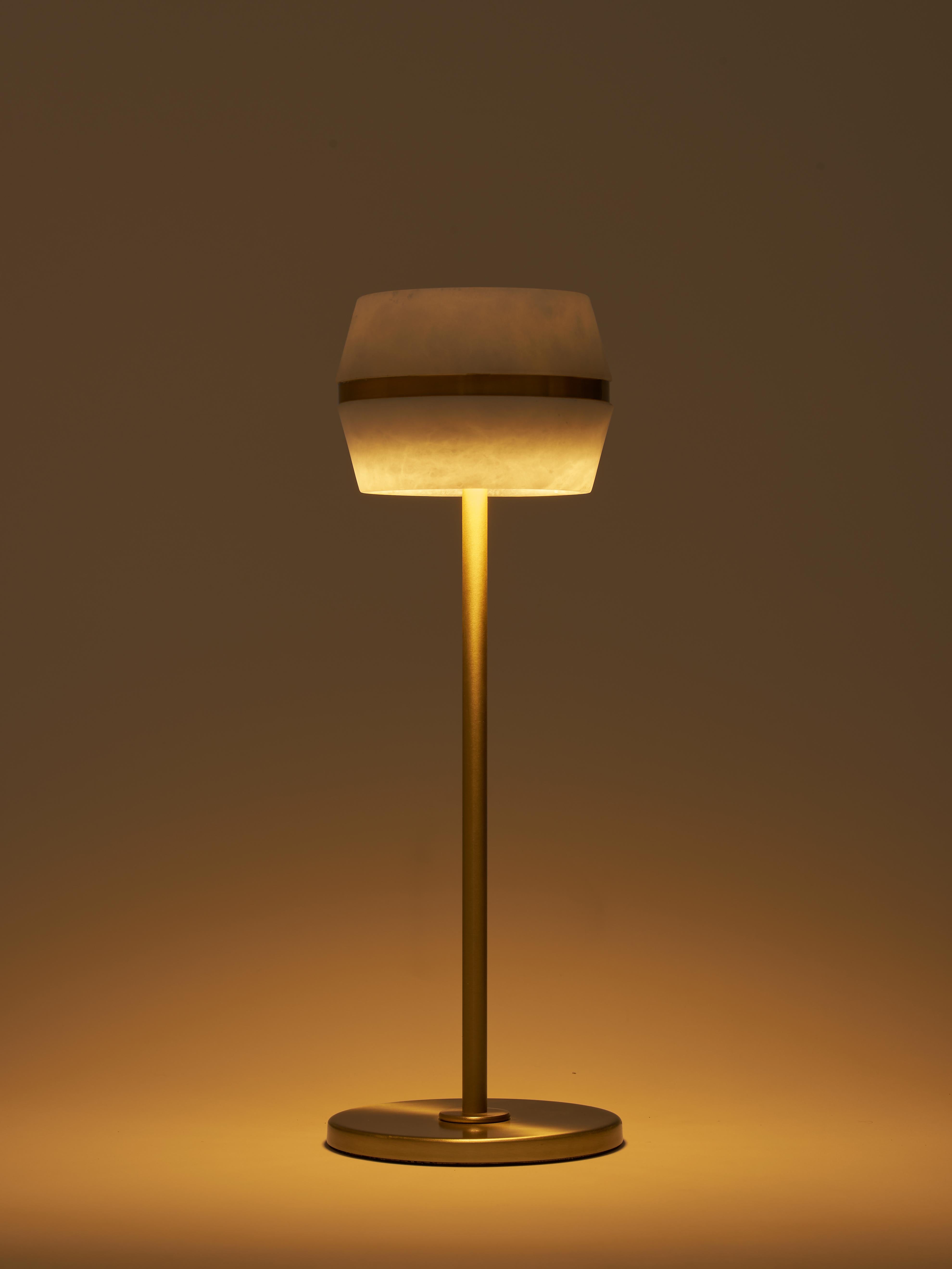 Brossé Lampe de bureau italienne moderne Tommy Wireless en bronze clair en vente