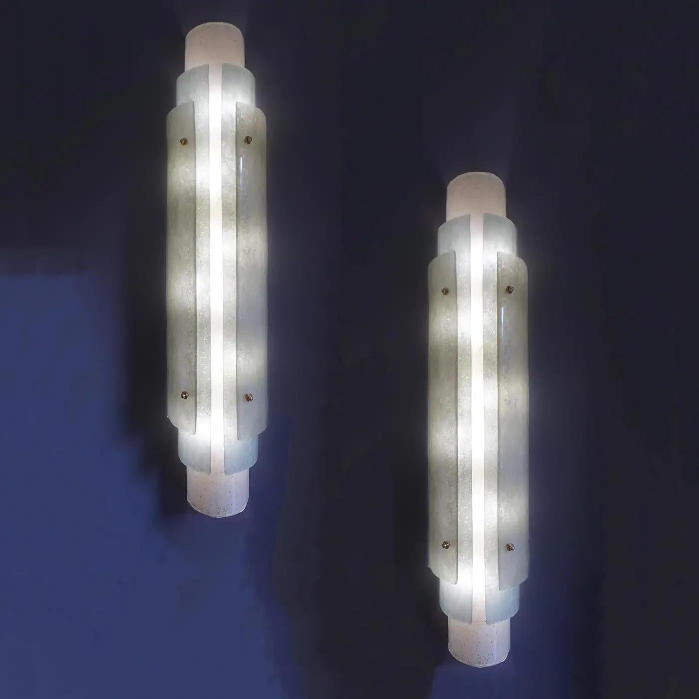 Un diseño mediterráneo italiano muy elegante y refinado en cristal de Murano soplado y trabajado con la técnica del scavo: el cristal esmerilado tiene un acabado similar al de los antiguos hallazgos arqueológicos de cristal romano y recuerda la