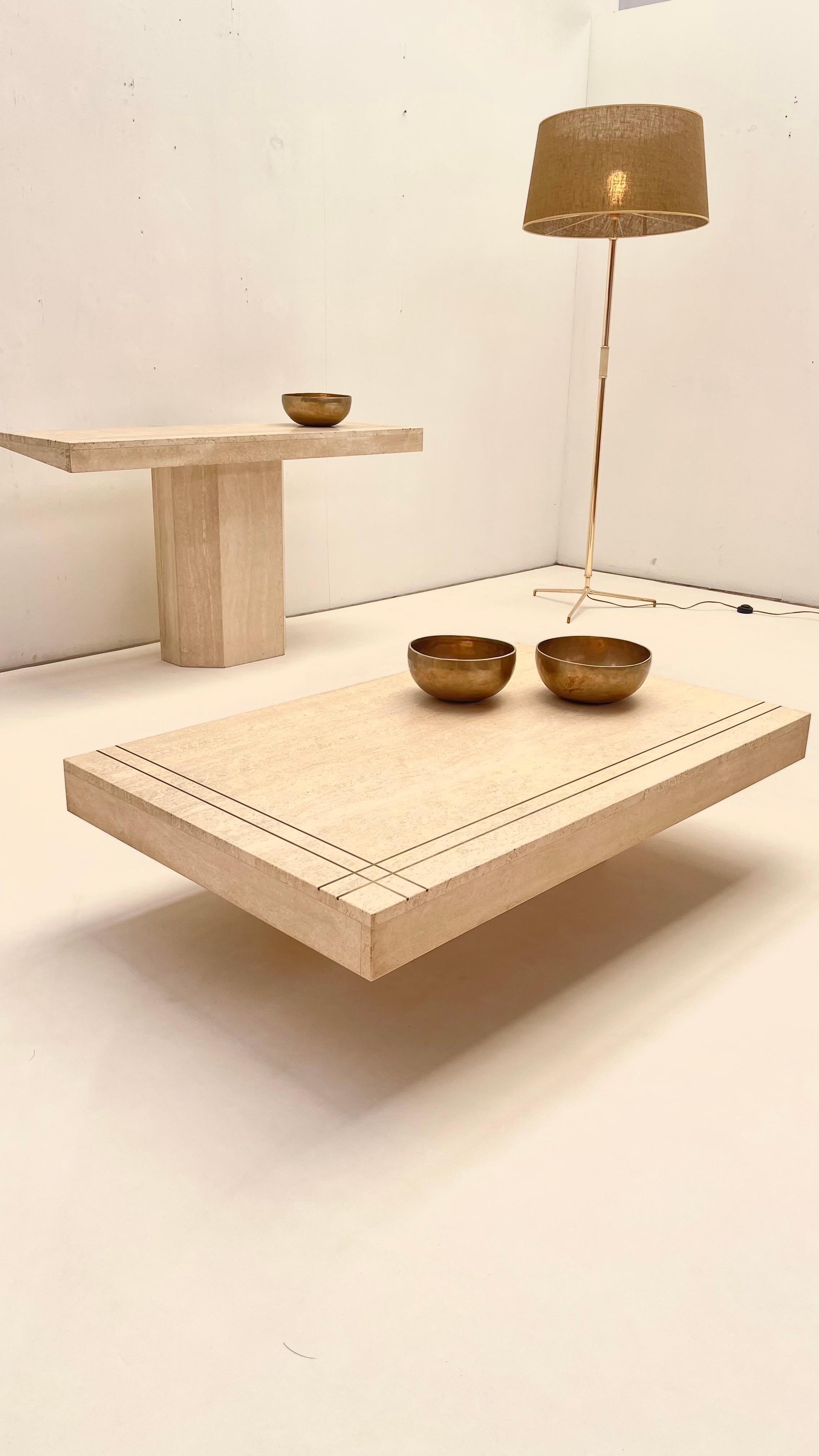 Table basse italienne moderne en travertin en vente 2