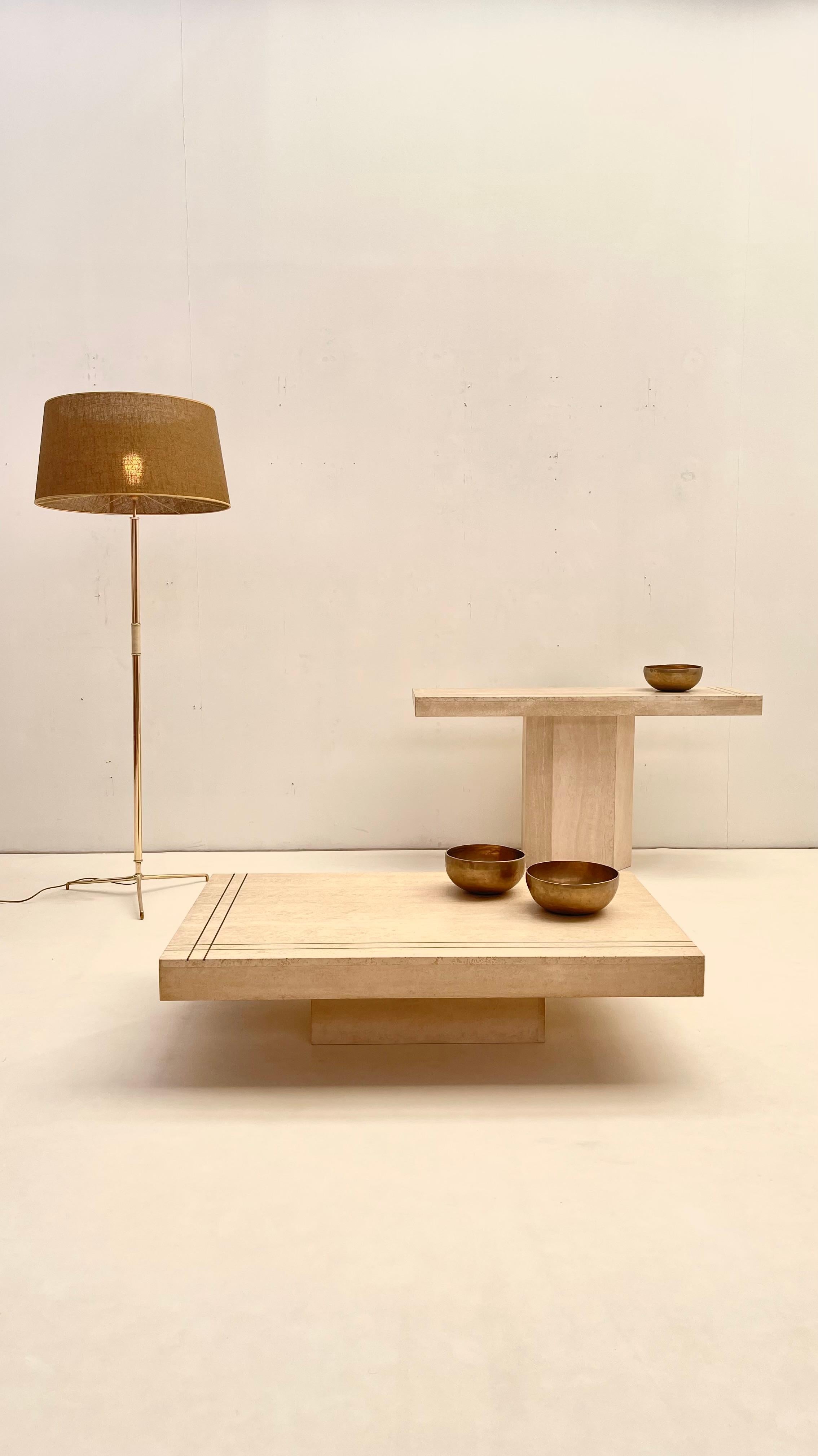 Table basse italienne moderne en travertin en vente 3