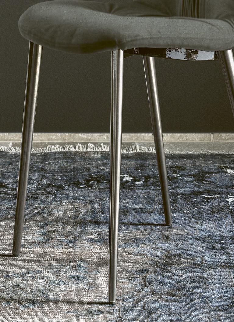 Dieser von Bontempi Casa entworfene Stuhl hat eine weiche Sitzfläche und ist ein neuer zeitloser Klassiker. Die Form des Körpers ist künstlerisch gestaltet und erinnert an ein historisches Gedächtnis, das im wesentlichen Design aktualisiert wurde.