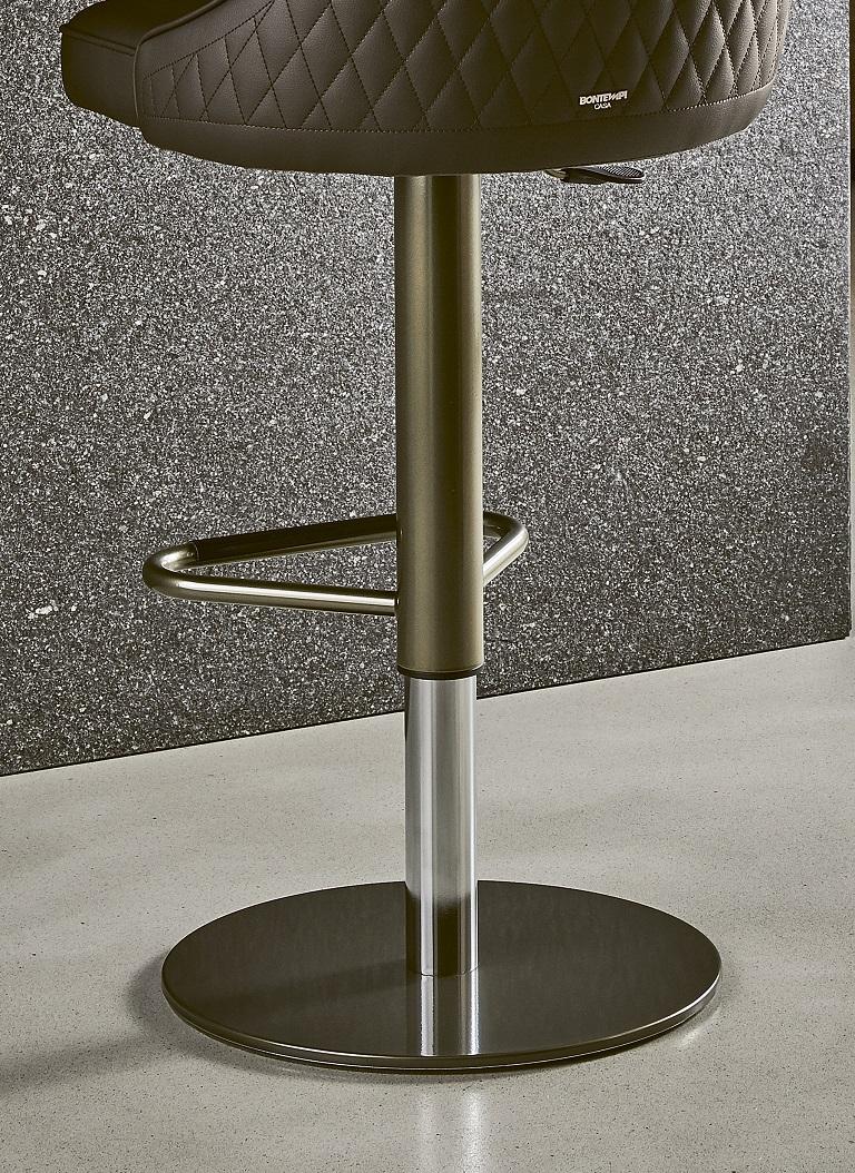 Conçu par Bontempi Casa, le tabouret Clara est un tabouret de bar pivotant avec structure en métal laqué, piston de levage à gaz et hauteur réglable. Combinant style classique et design Modern, il peut être assorti à la chaise de la même collection.