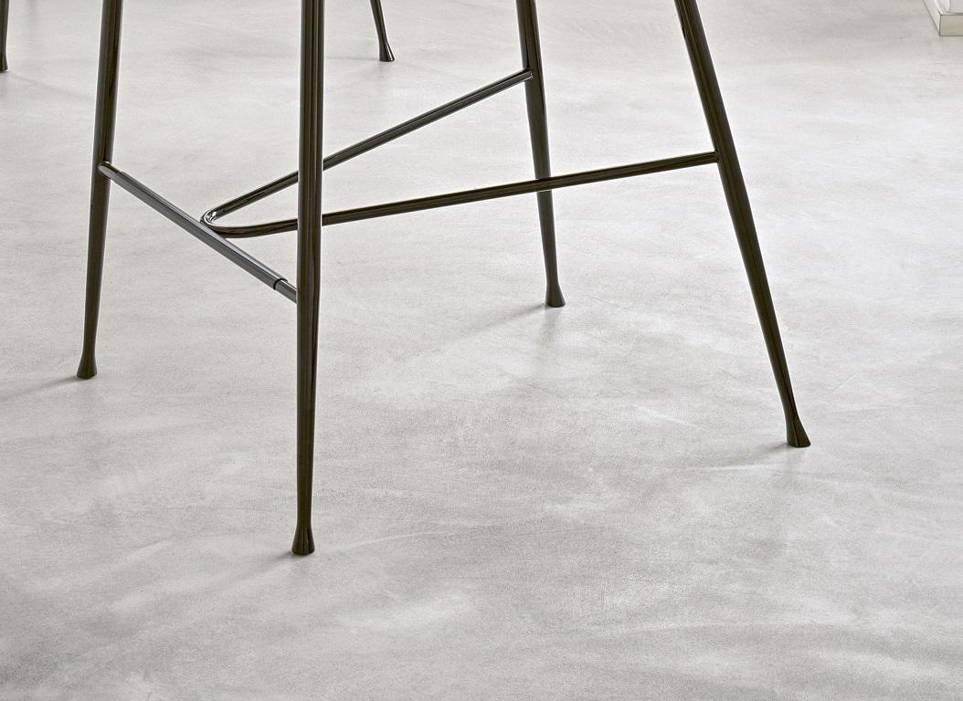 Conçu par Pocci/One, ce tabouret de bar bas fait partie d'une famille de sièges riches en mode et caractérisés par un design élégant dans chaque détail. Les plis de l'assise et du dossier sont doucement rembourrés. La structure de ce tabouret de bar