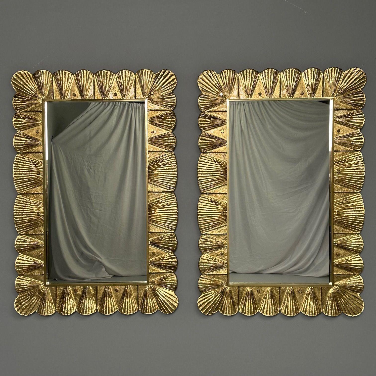 Modern, Italian Wall Mirrors, Scallop Motif, Murano Glass, Gold Gilt en venta 3