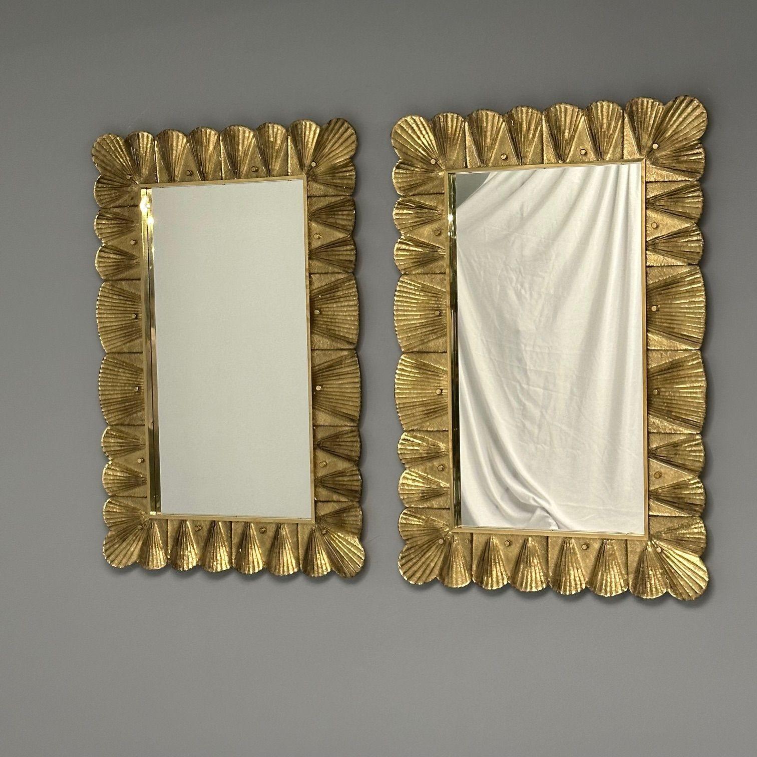 Modern, Italian Wall Mirrors, Scallop Motif, Murano Glass, Gold Gilt Italiano en venta