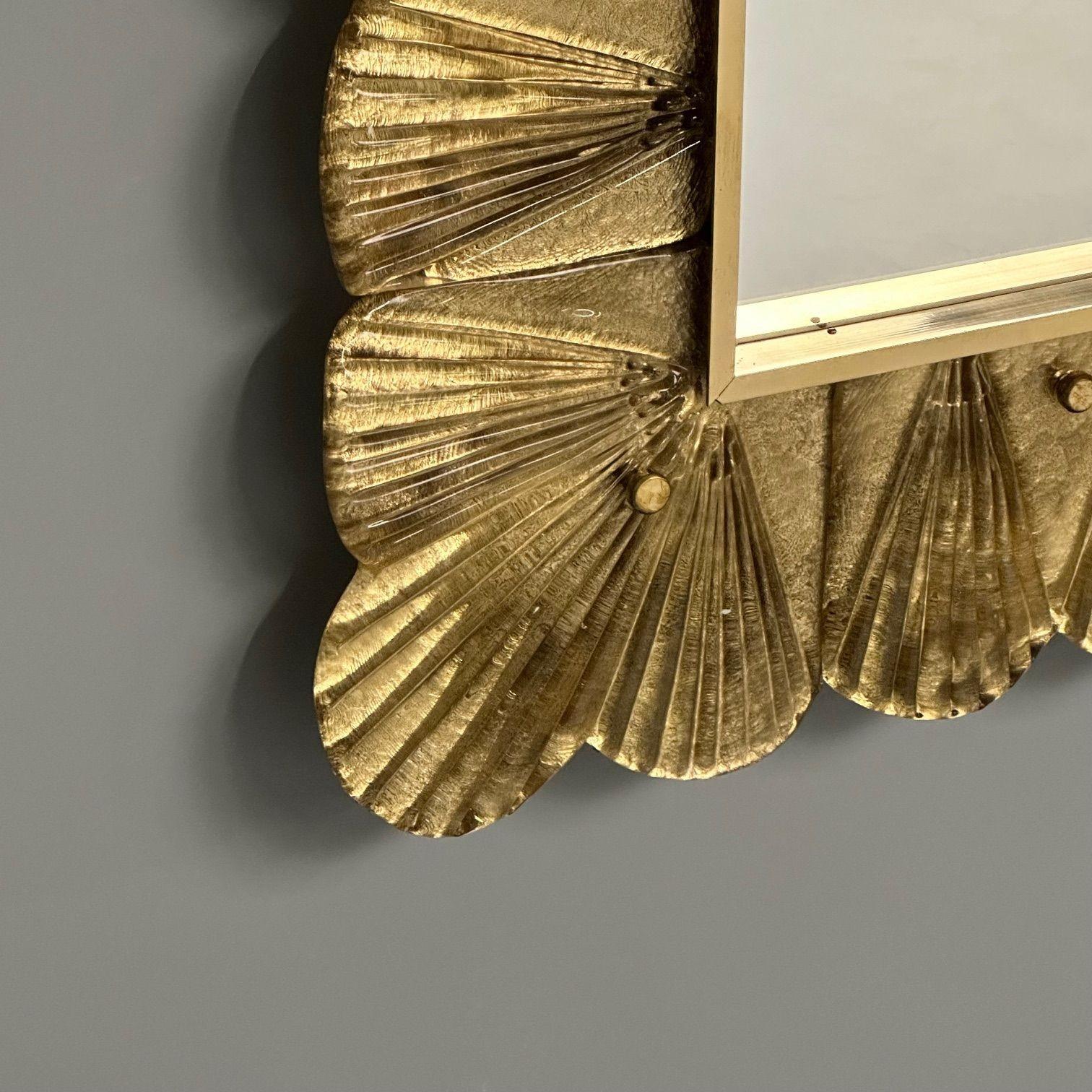 Modern, Italian Wall Mirrors, Scallop Motif, Murano Glass, Gold Gilt en Bueno estado para la venta en Manhasset, NY