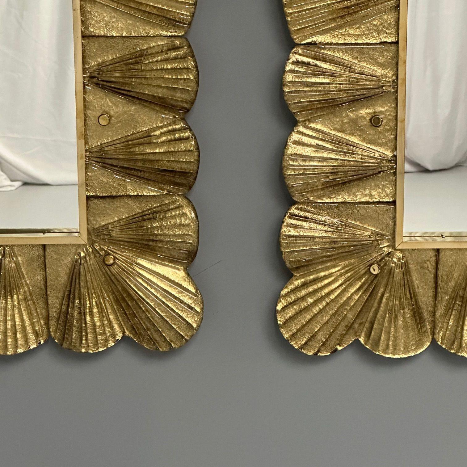 Modern, Italian Wall Mirrors, Scallop Motif, Murano Glass, Gold Gilt Latón en venta