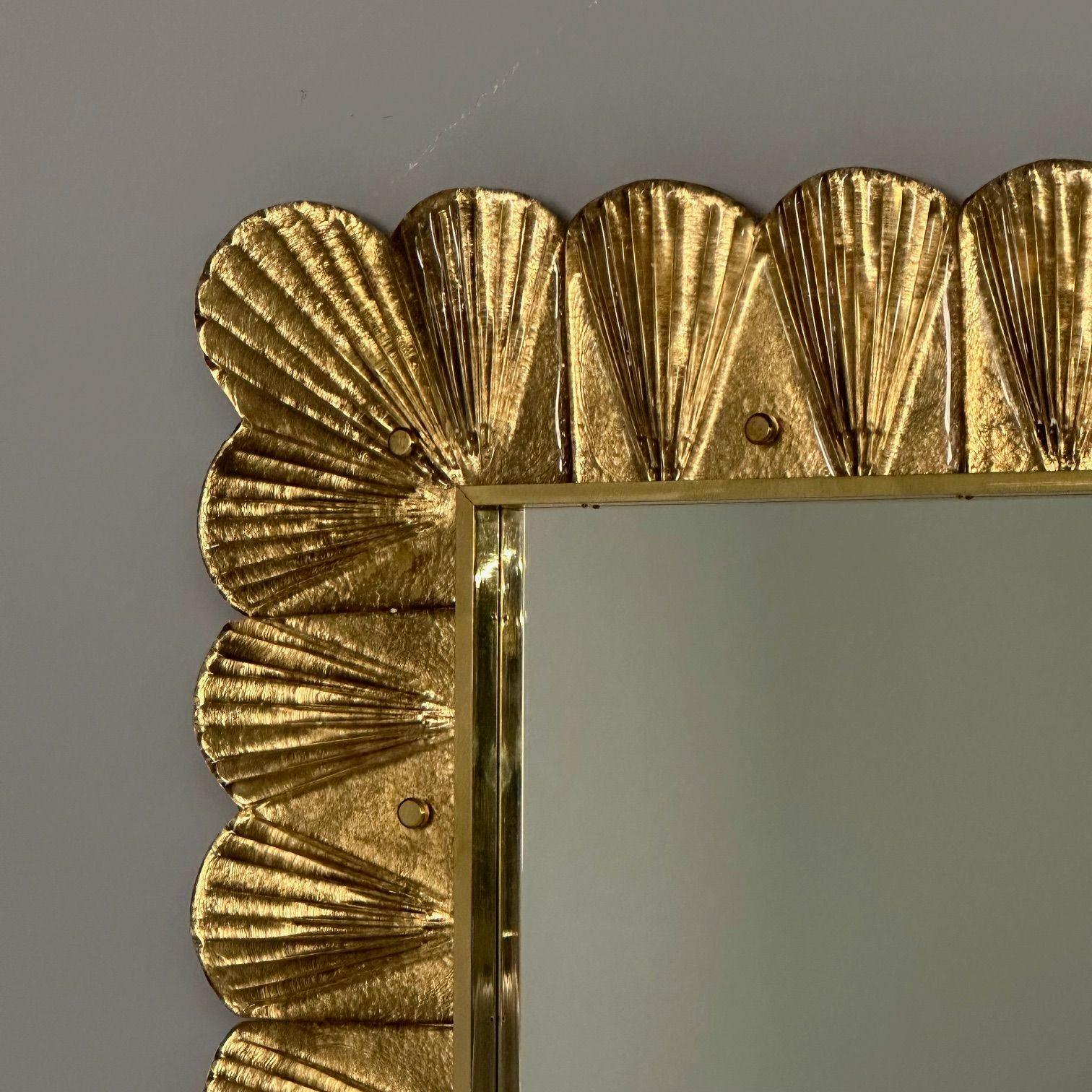 Modern, Italian Wall Mirrors, Scallop Motif, Murano Glass, Gold Gilt en venta 1